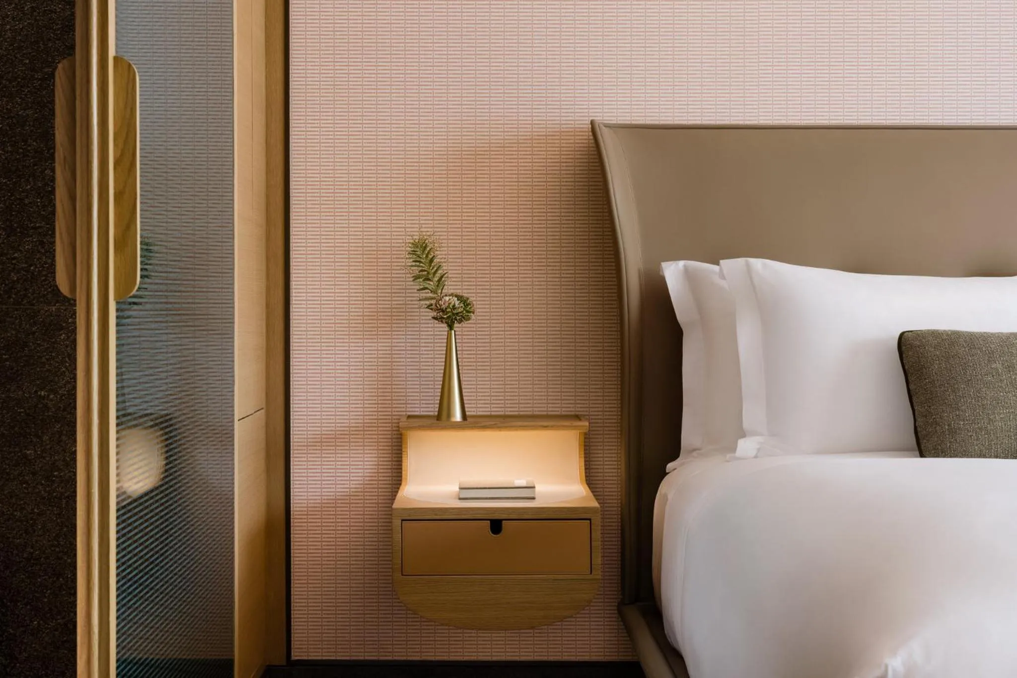 Photo of the whole room, Bed in Regent Hong Kong