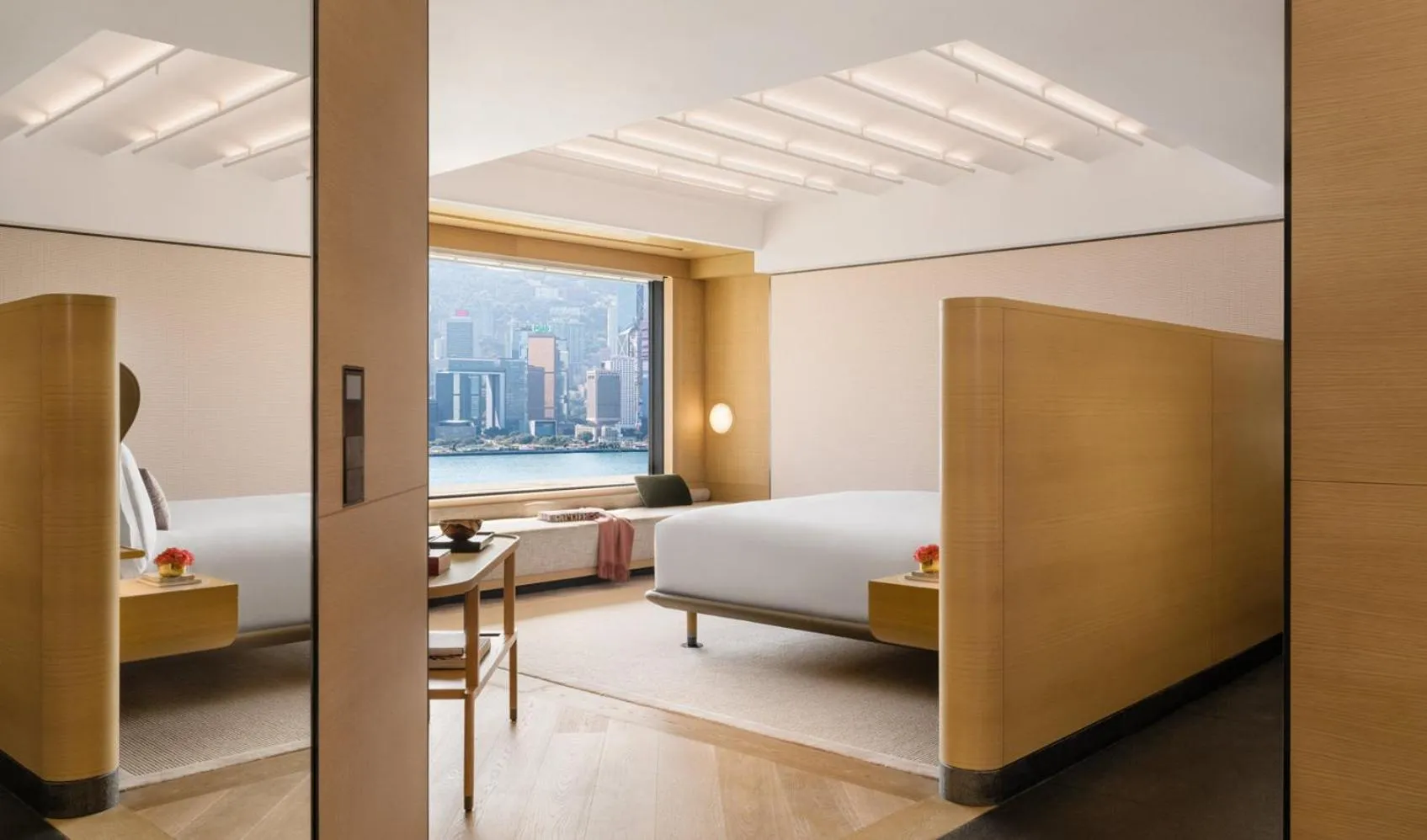 Photo of the whole room, Bed in Regent Hong Kong