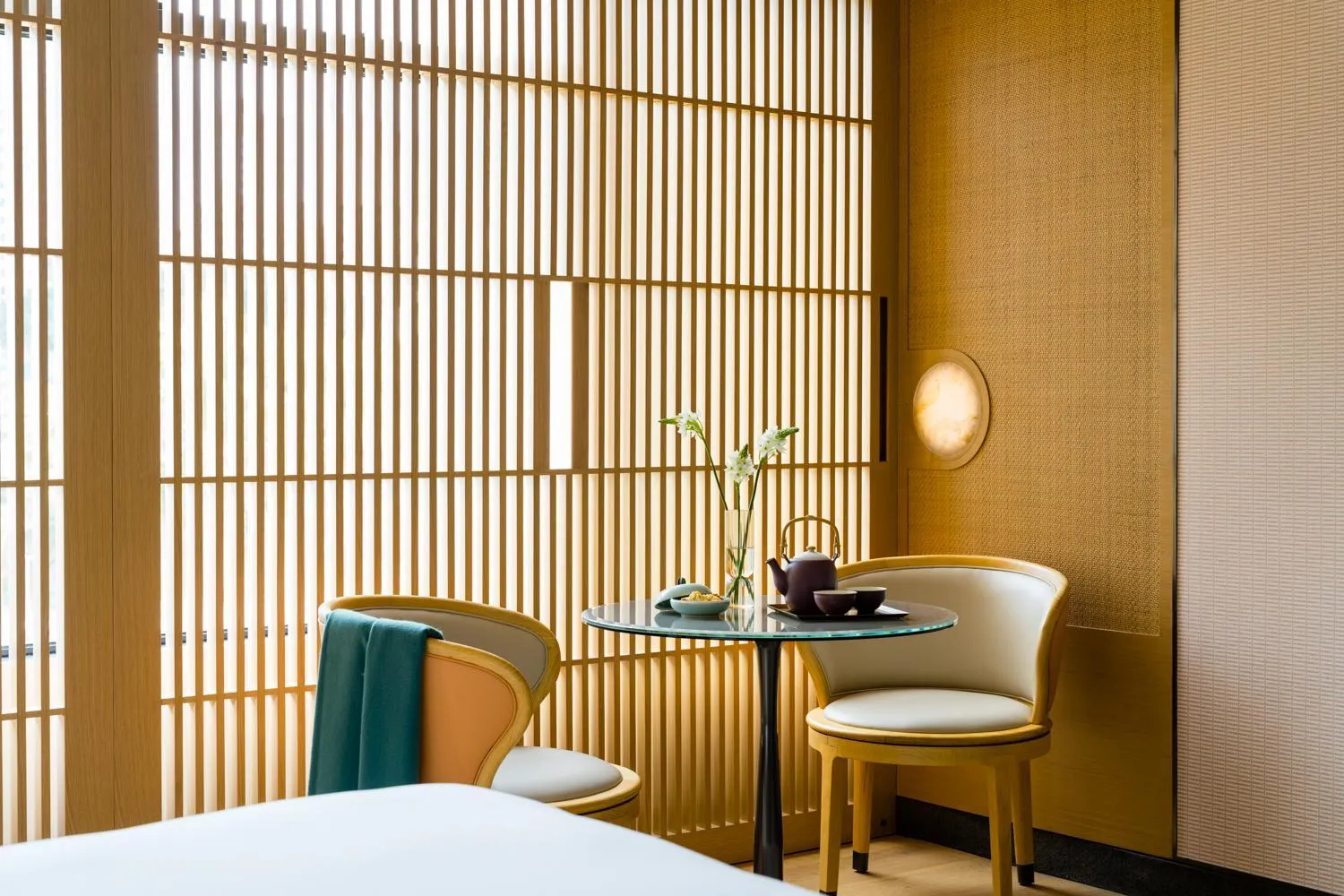 Seating area, Bed in Regent Hong Kong