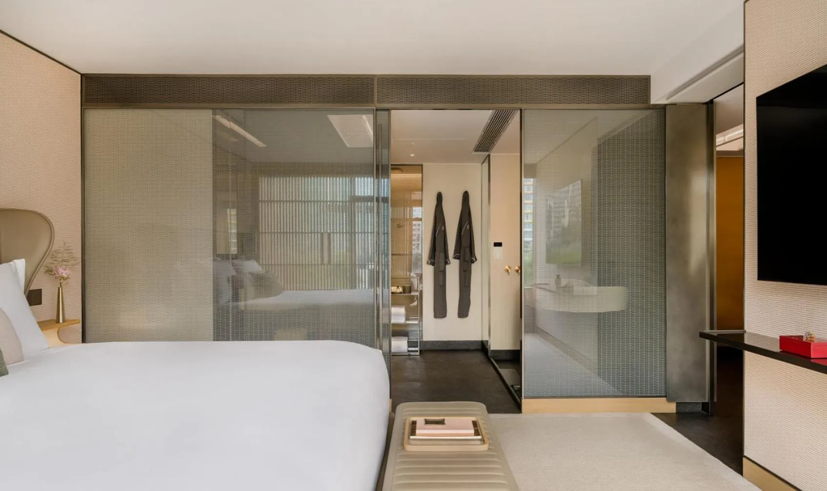 Photo of the whole room, Bed in Regent Hong Kong