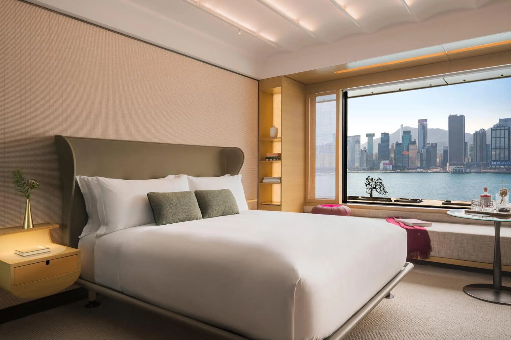 Photo of the whole room, Bed in Regent Hong Kong