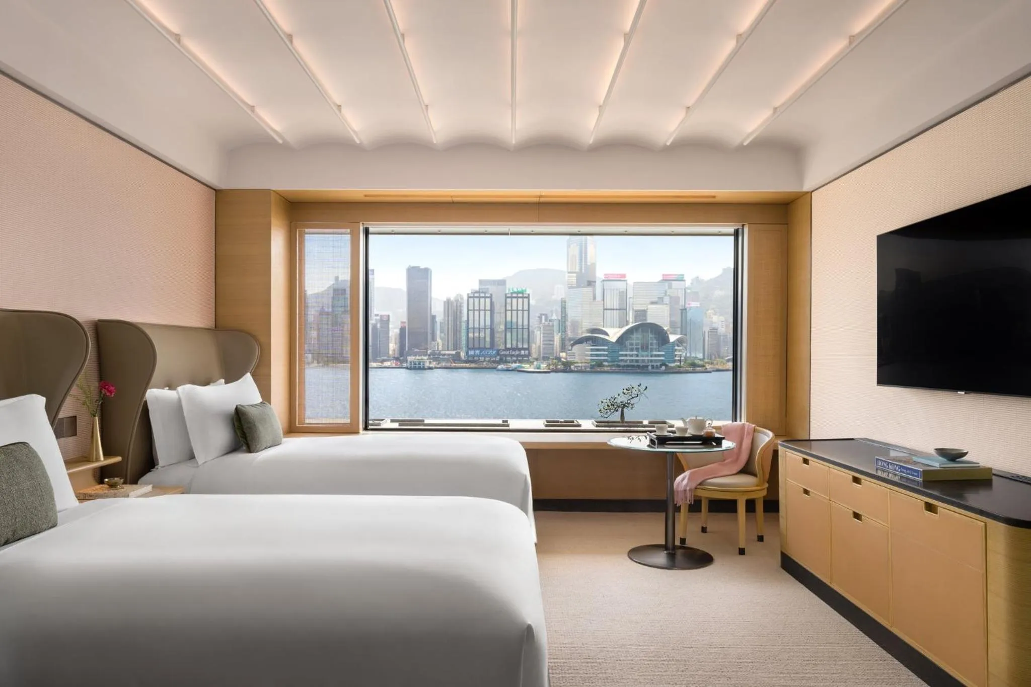 Photo of the whole room, Bed in Regent Hong Kong