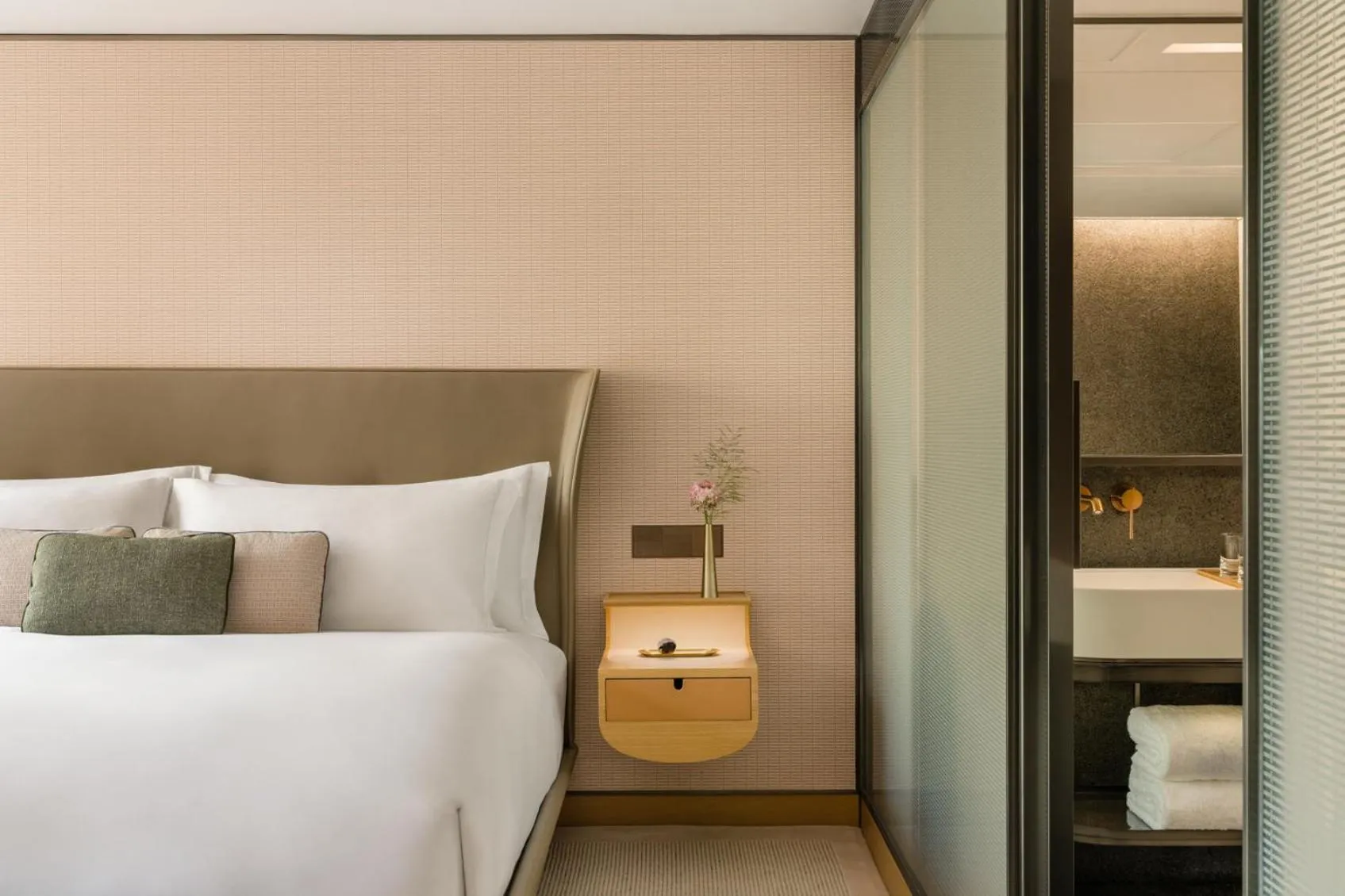 Photo of the whole room, Bed in Regent Hong Kong