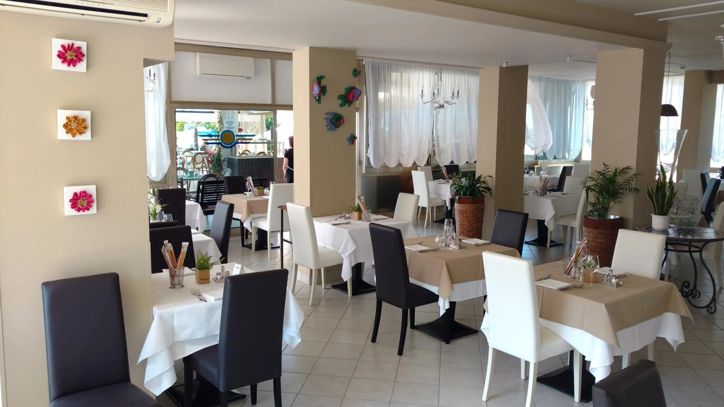 Restaurant/places to eat in Hotel La Brezza frontemare