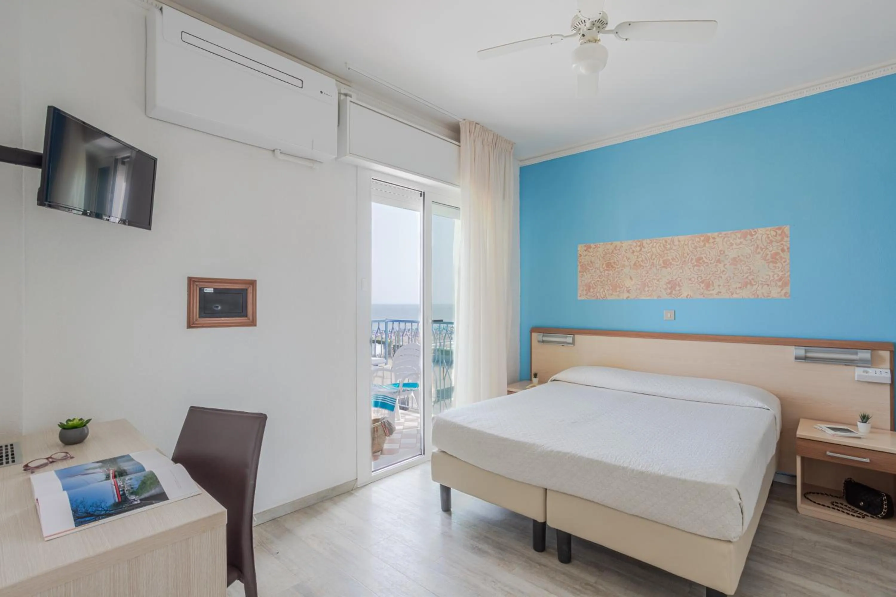 Photo of the whole room, Bed in Hotel La Brezza frontemare