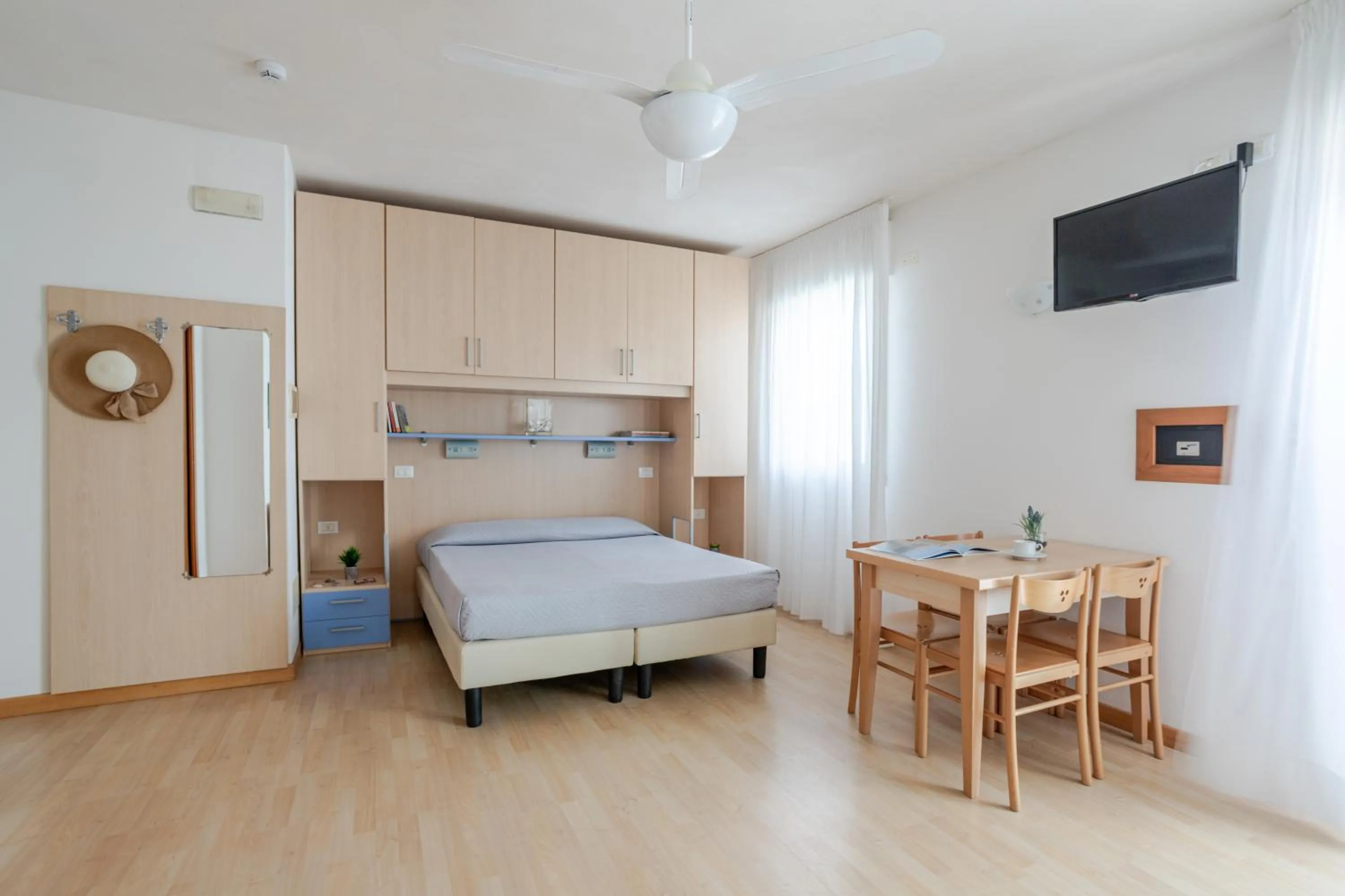 Photo of the whole room, Bed in Hotel La Brezza frontemare