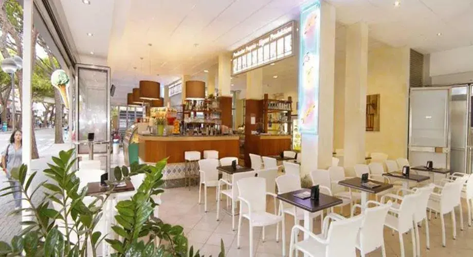 Lounge or bar, Restaurant/Places to Eat in Hotel La Brezza