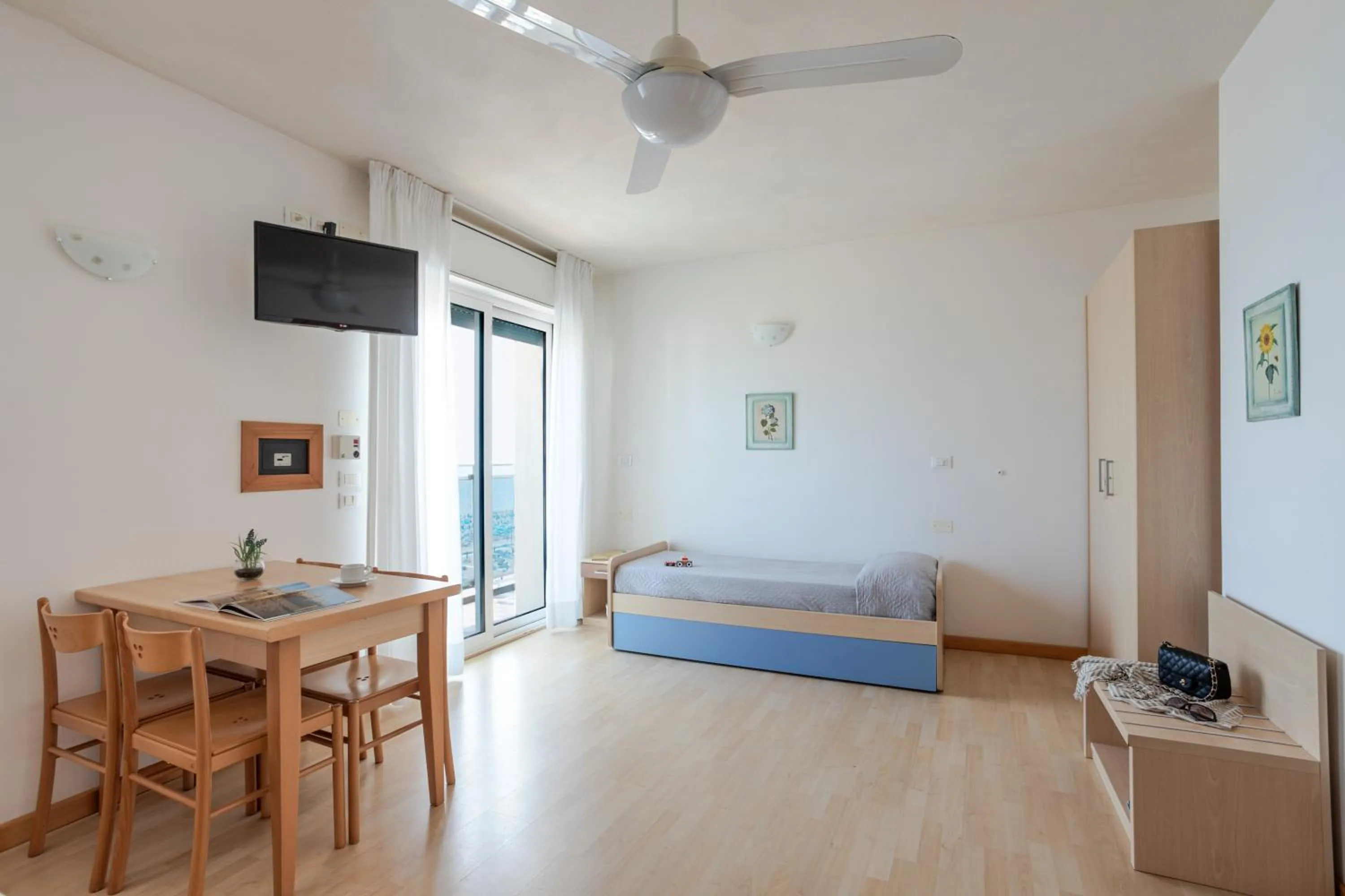 Photo of the whole room, Bed in Hotel La Brezza frontemare