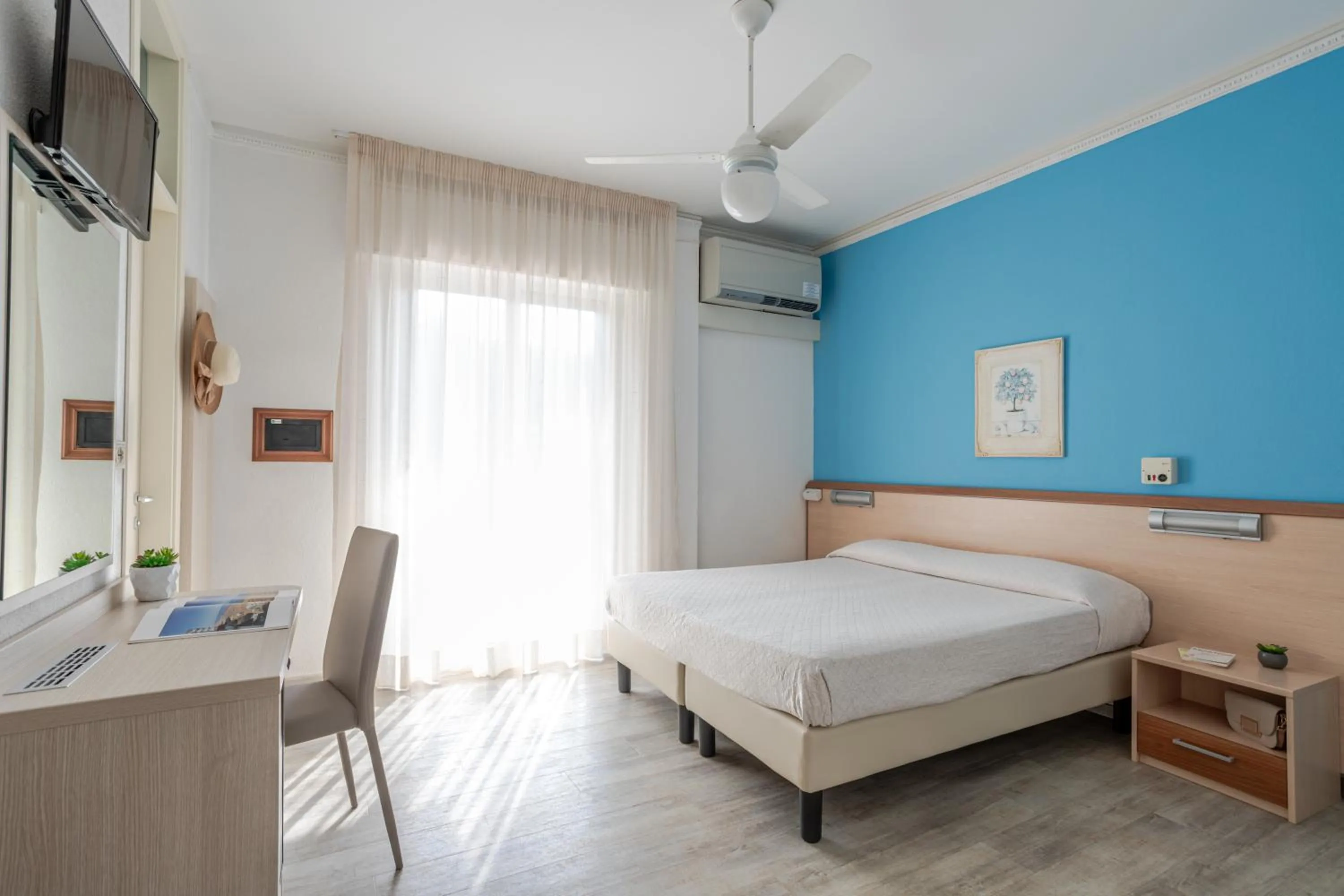 Bedroom, Bed in Hotel La Brezza frontemare