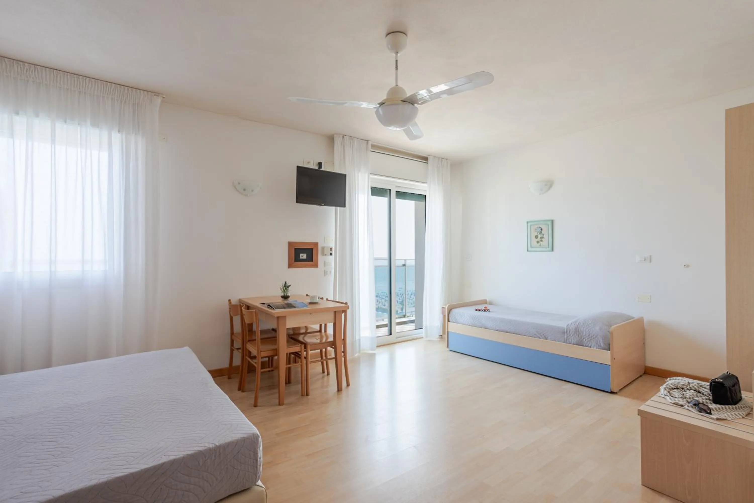 Photo of the whole room, Bed in Hotel La Brezza frontemare