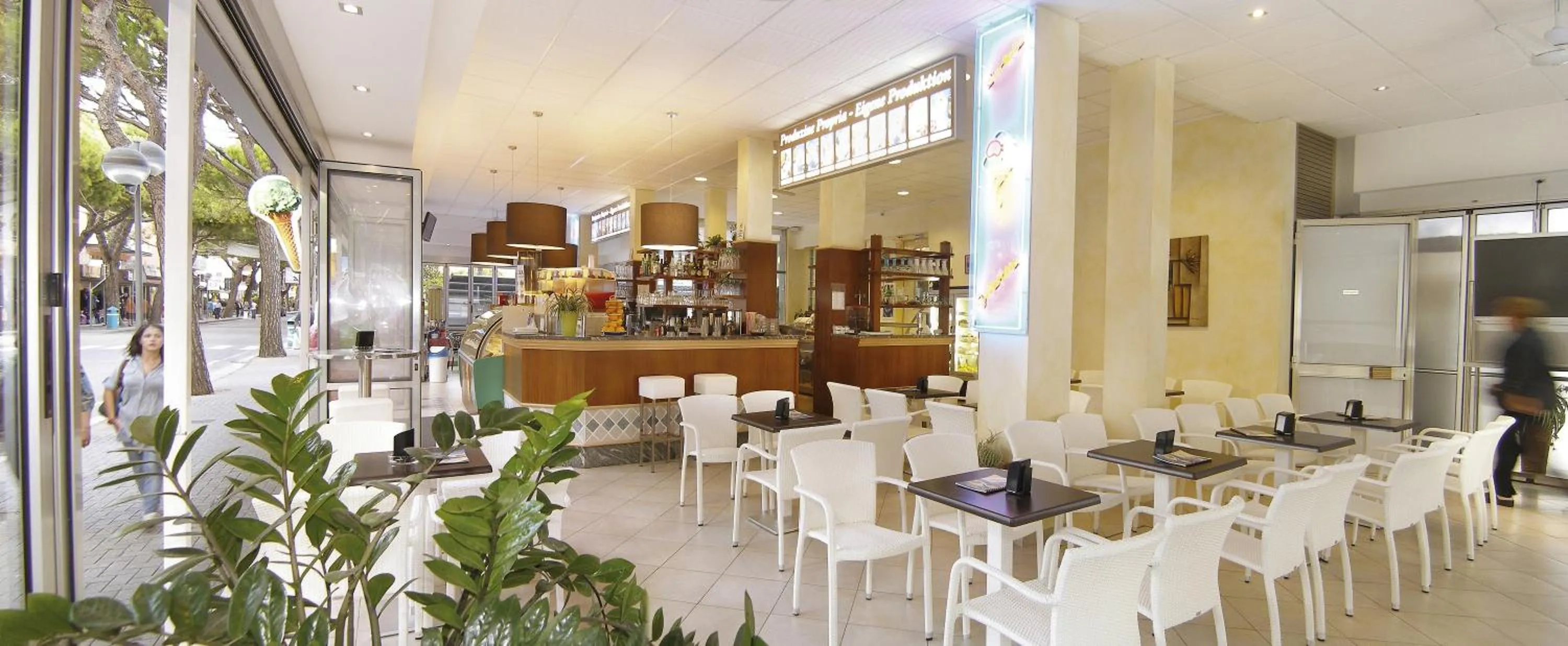 Lounge or bar in Hotel La Brezza frontemare