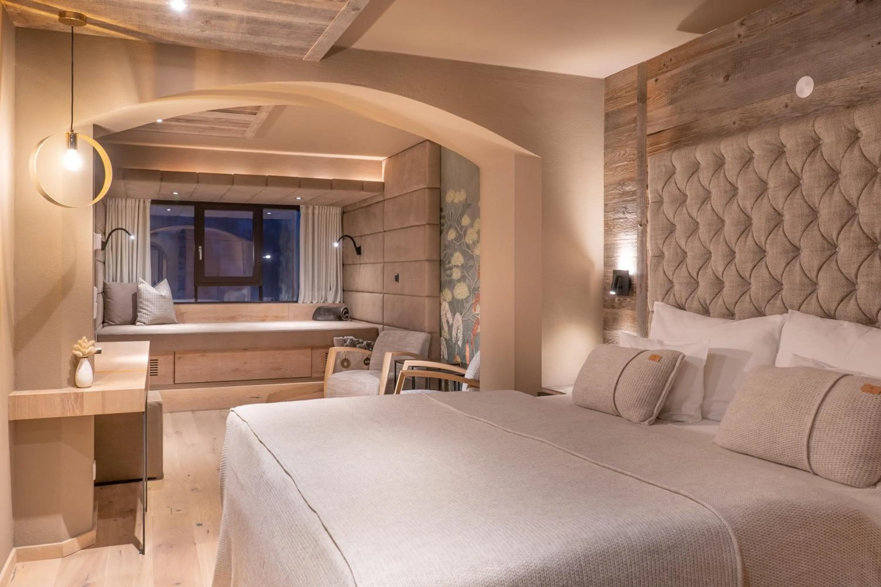 Photo of the whole room, Bed in Das Kohlmayr Superior