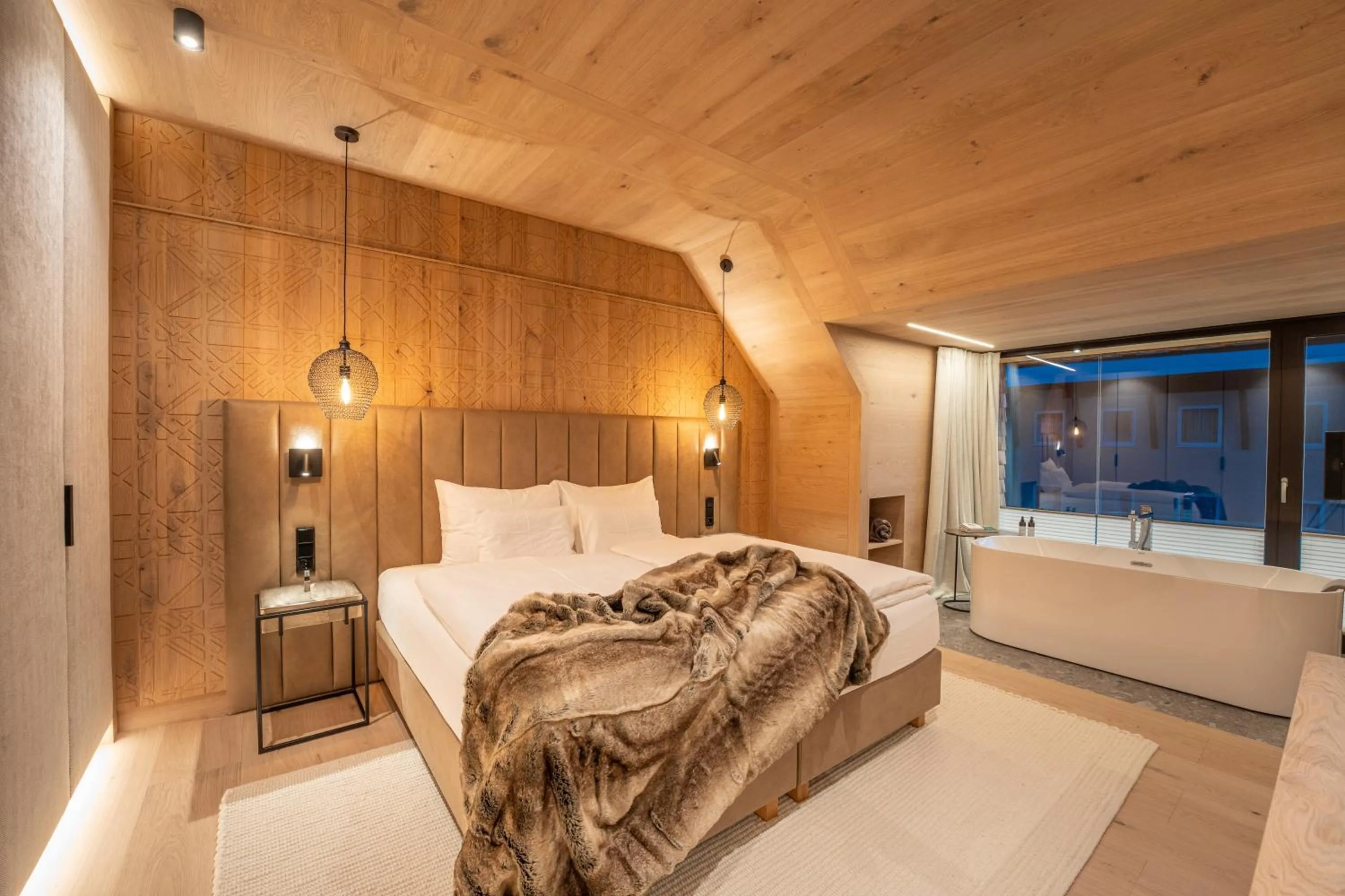 Photo of the whole room, Bed in Das Kohlmayr Superior