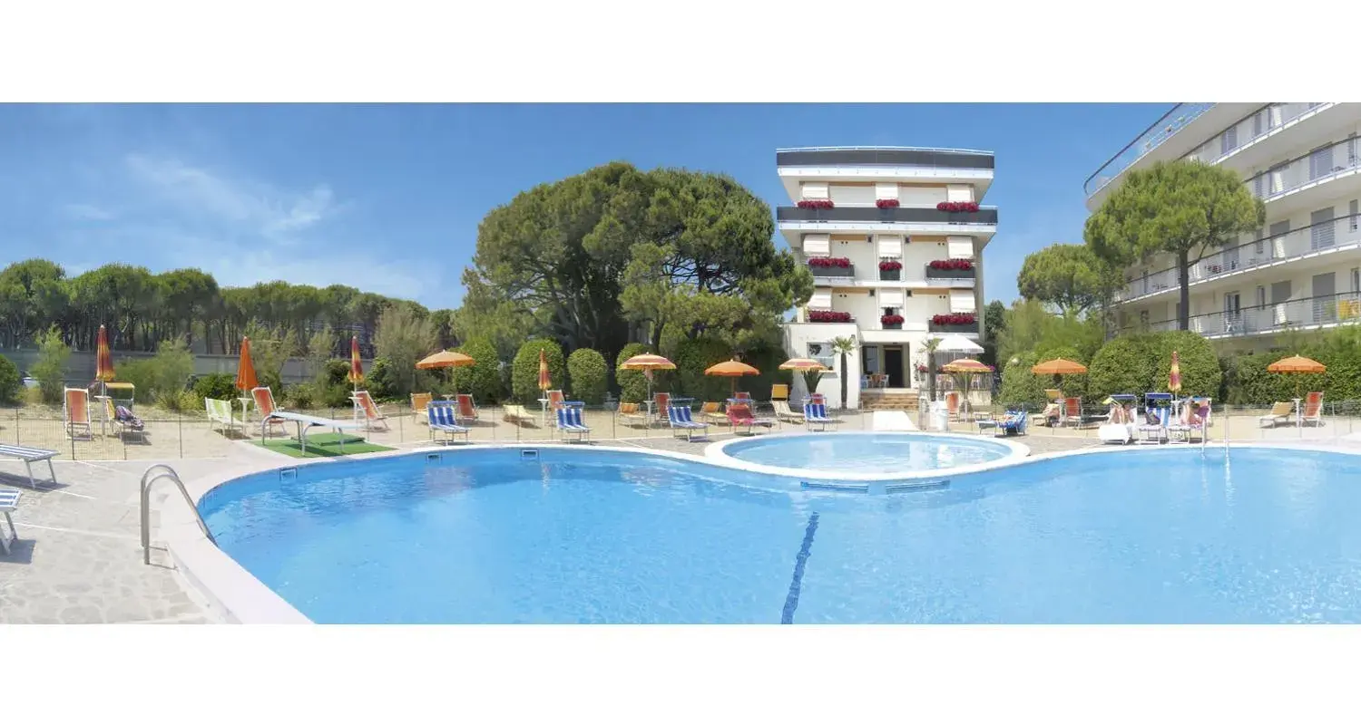 Facade/entrance, Swimming Pool in Hotel Bertha Fronte Mare