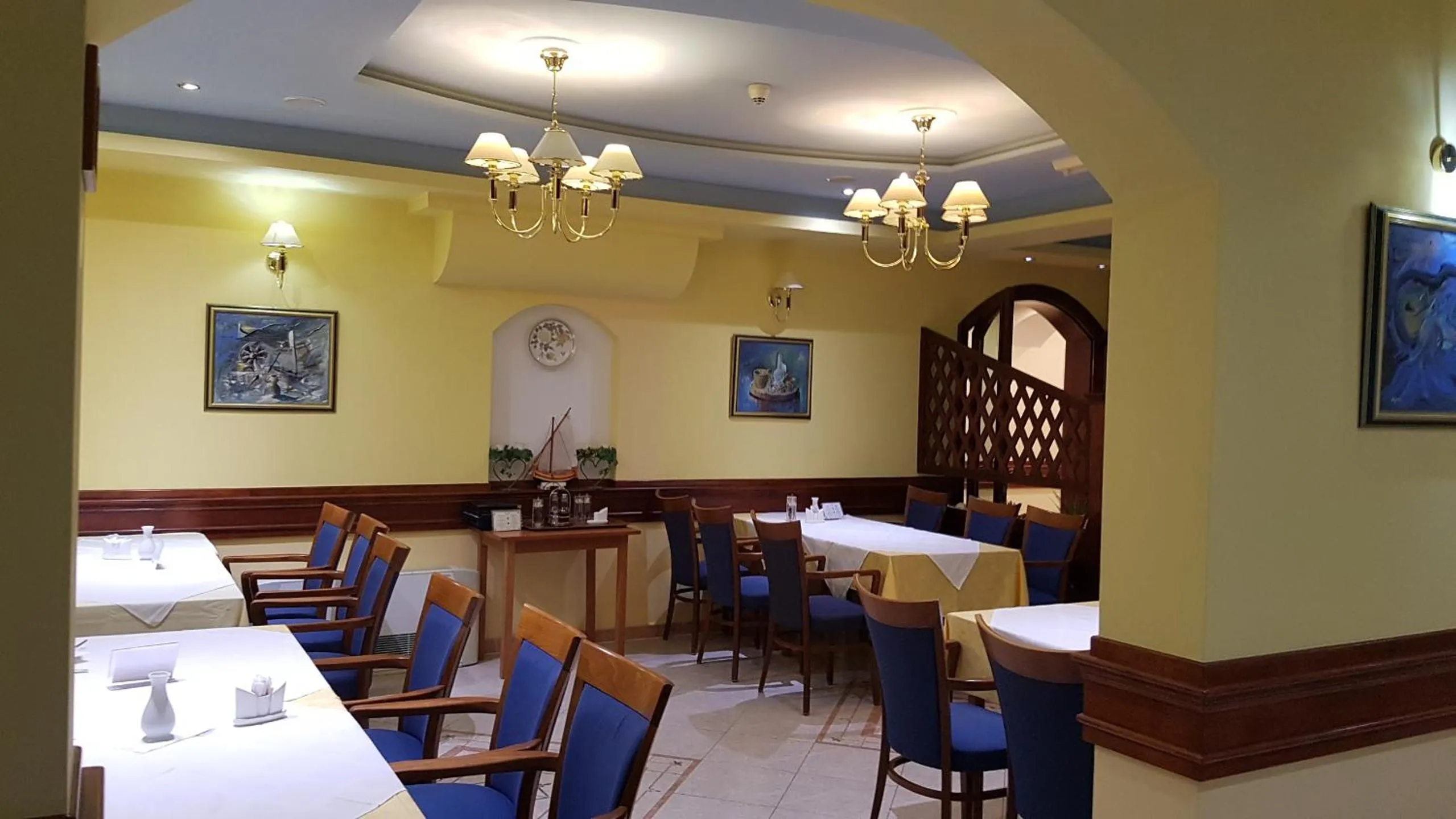 Restaurant/places to eat in Hotel Adria