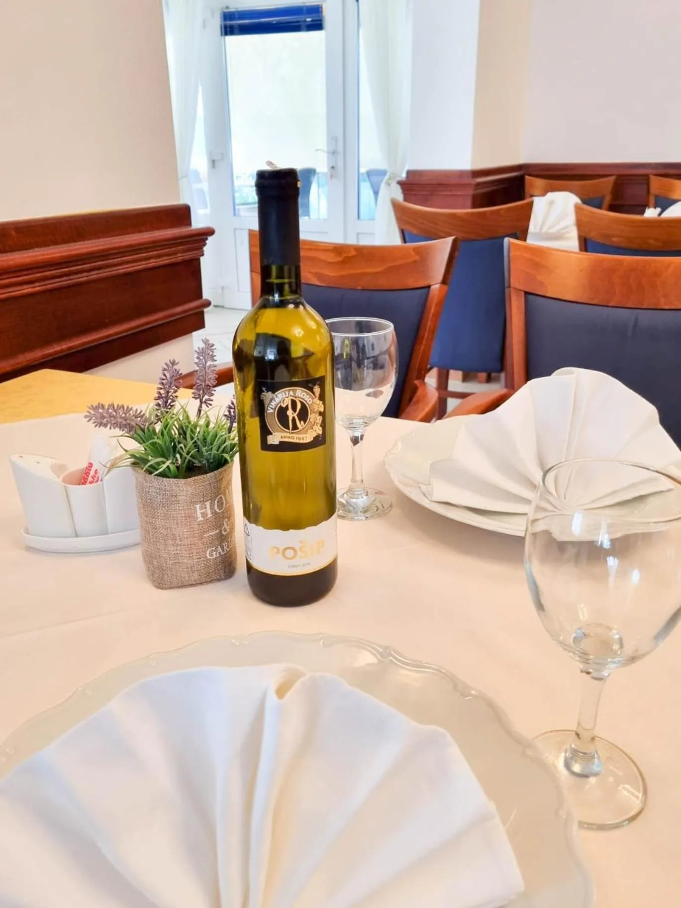 Restaurant/places to eat in Hotel Adria