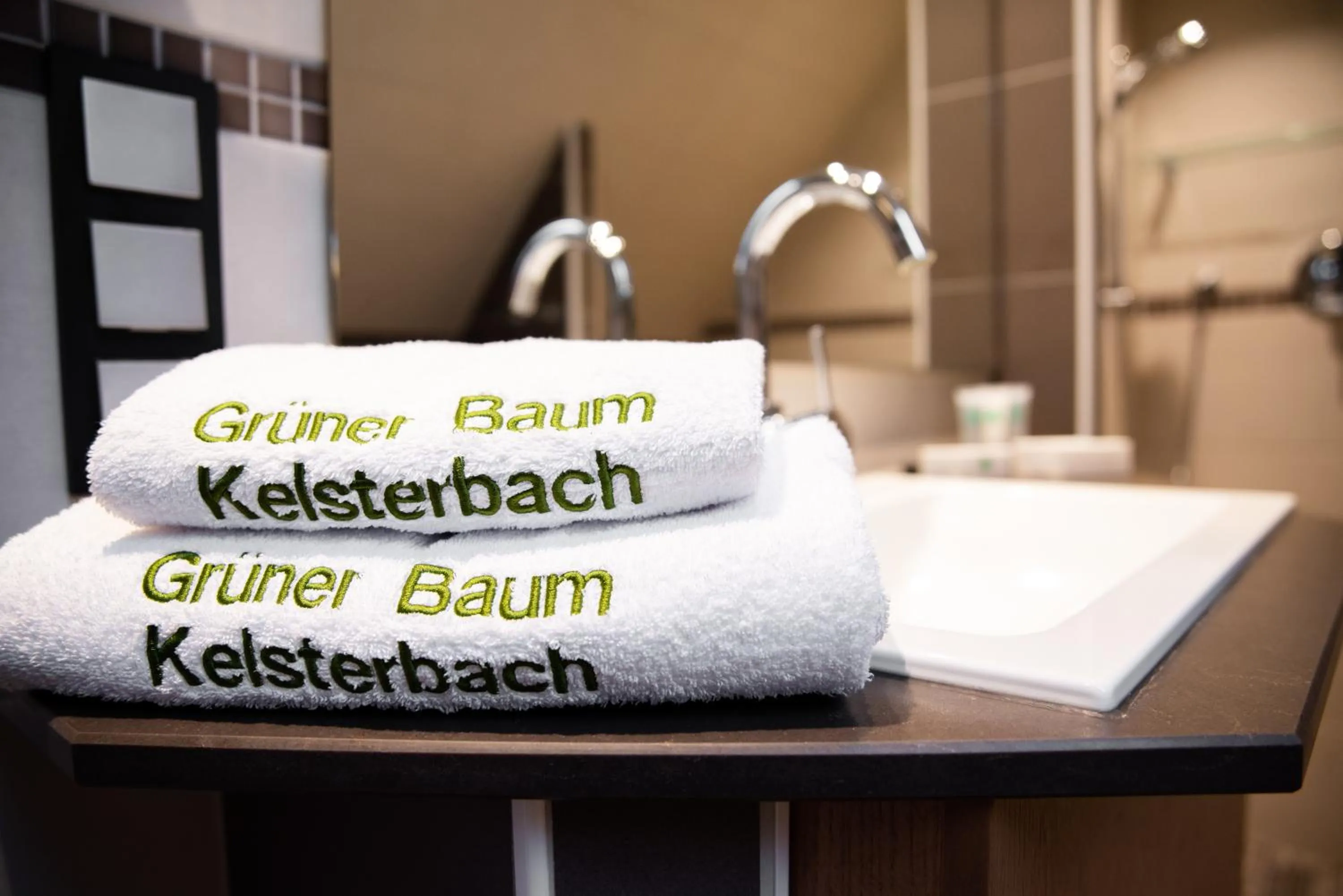 towels in Zum grünen Baum Hotel Frankfurt Airport