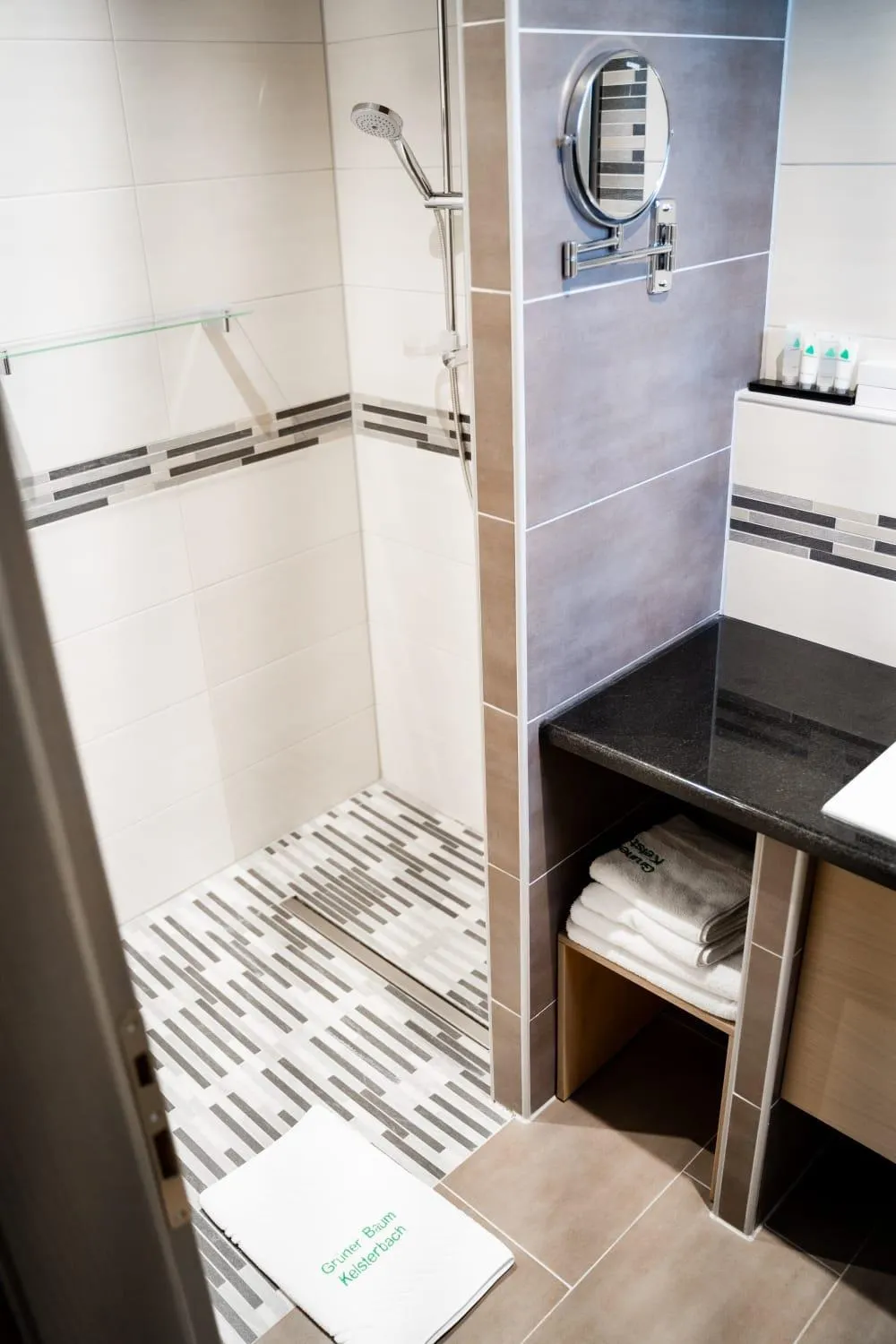 Shower in Zum grünen Baum Hotel Frankfurt Airport