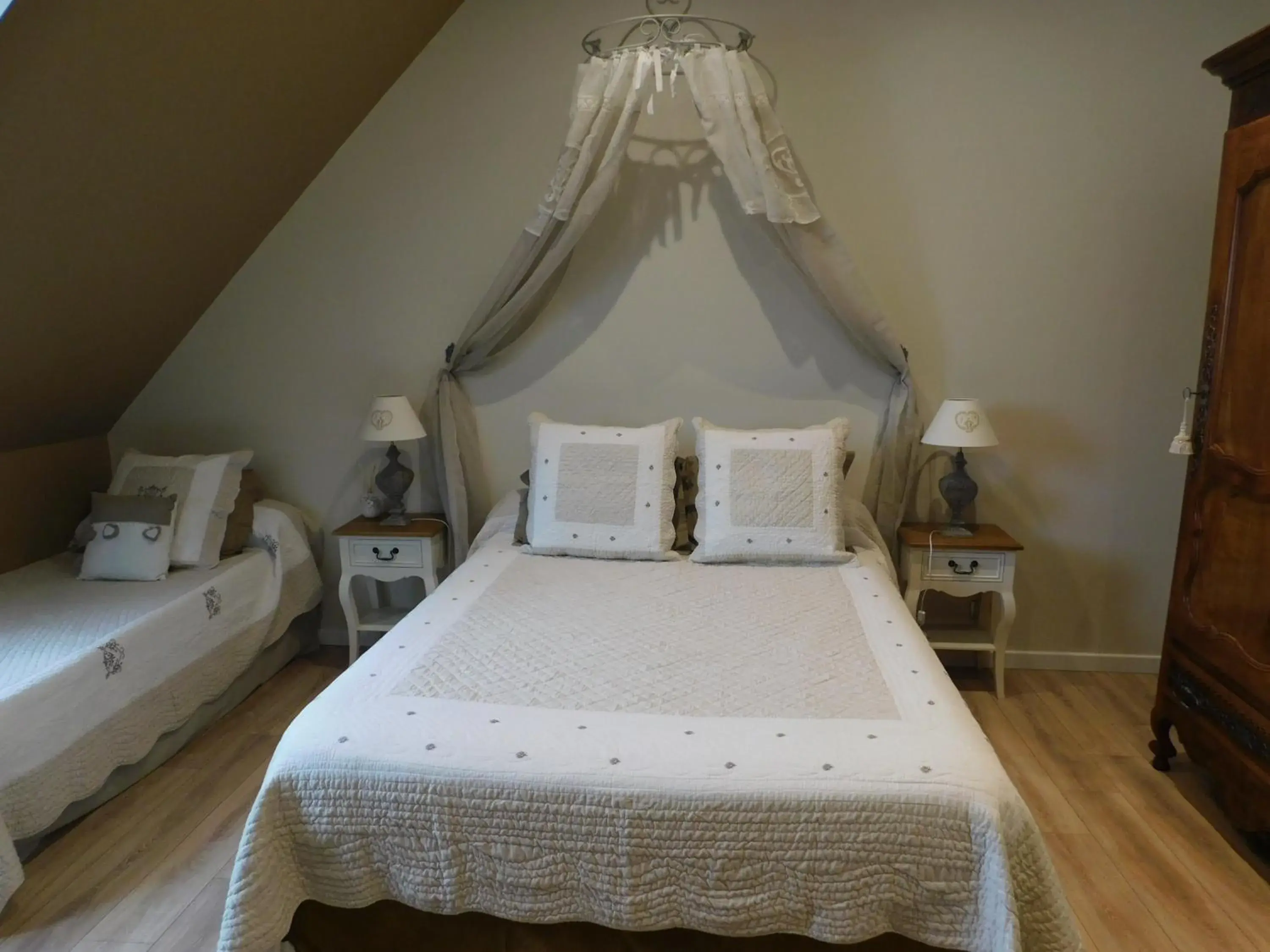 Double room (2 adults + 2 people maximum) - single occupancy in Les Jarrieres Double room (2 adults + 2 people maximum) - single occupancy in Les Jarrieres