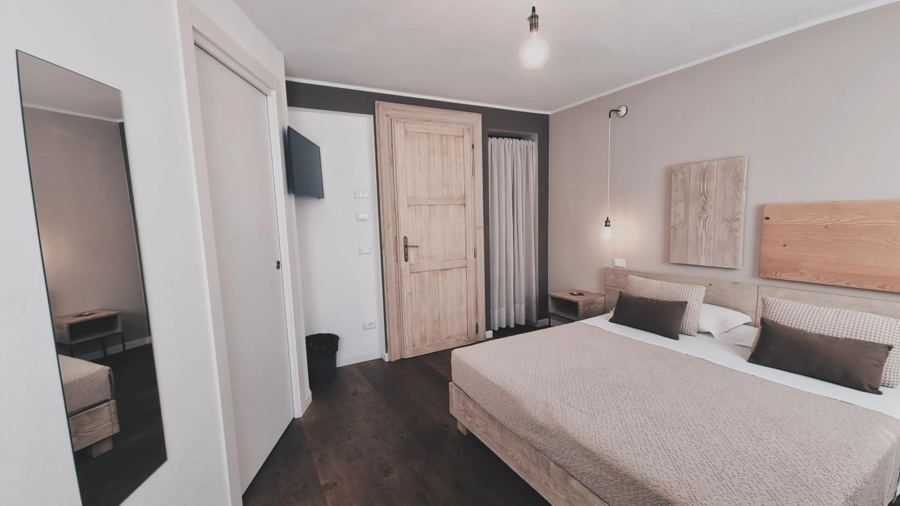 Photo of the whole room, Bed in Bardoliners