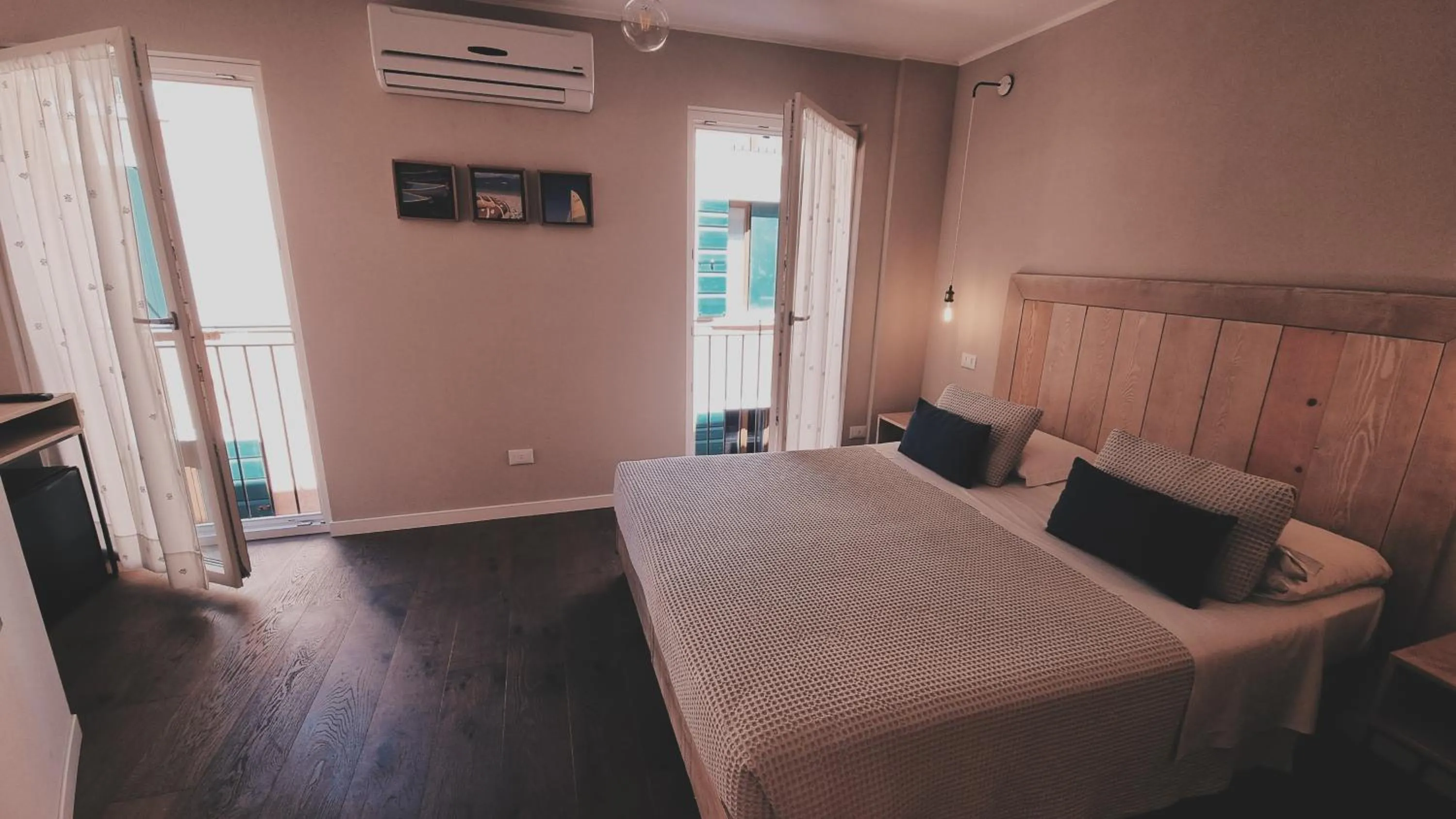 Photo of the whole room, Bed in Bardoliners