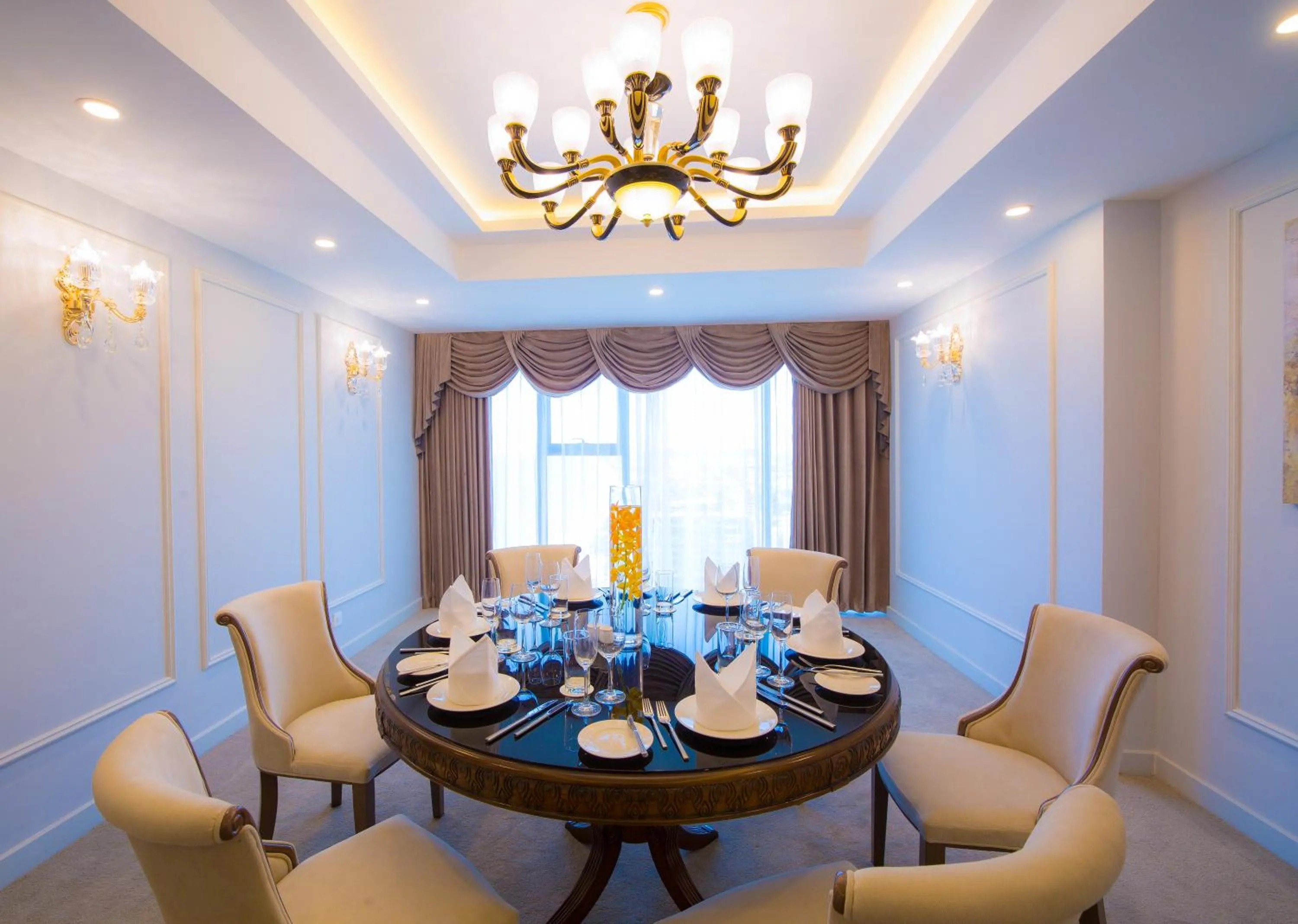 Dining area in Muong Thanh Luxury Da Nang Hotel