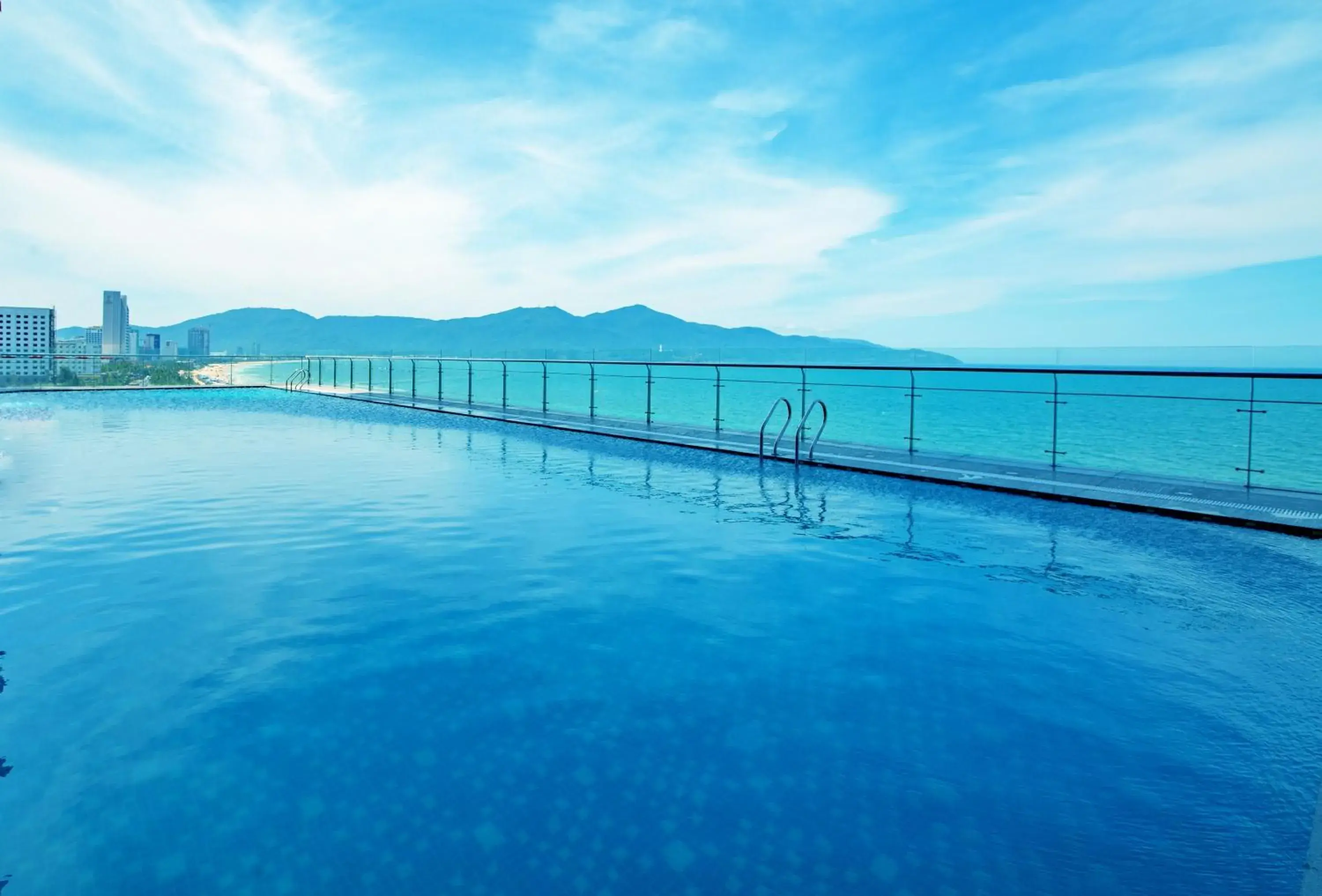 Swimming pool in Muong Thanh Luxury Danang Beach Hotel Swimming pool in Muong Thanh Luxury Danang Beach Hotel