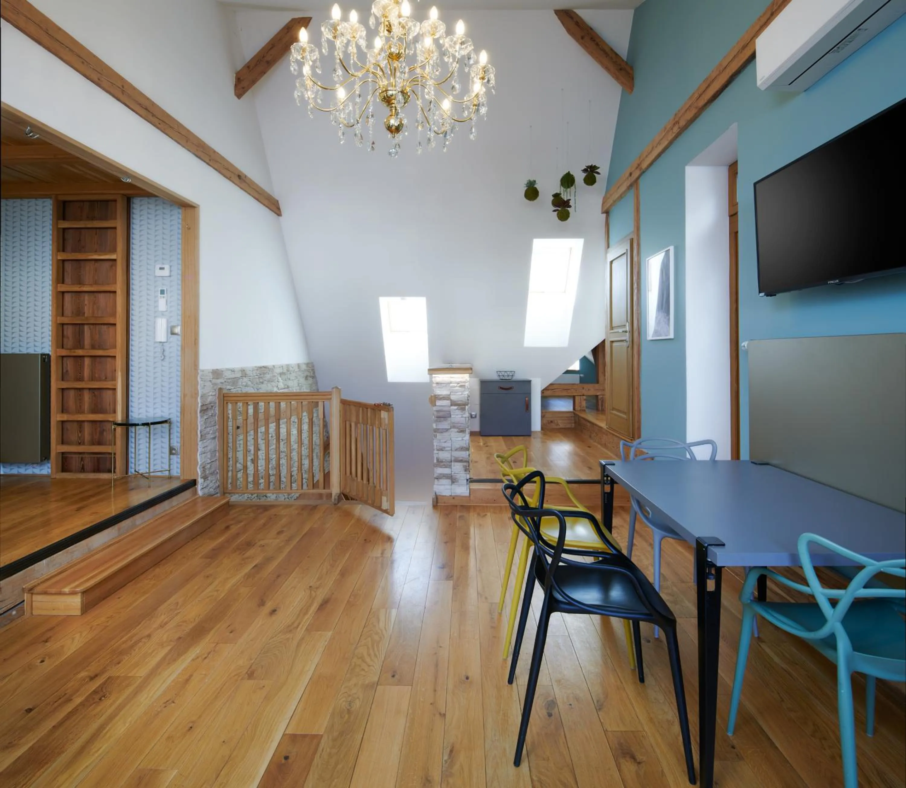 TV and multimedia in Mordecai 12 Apartments by Adrez