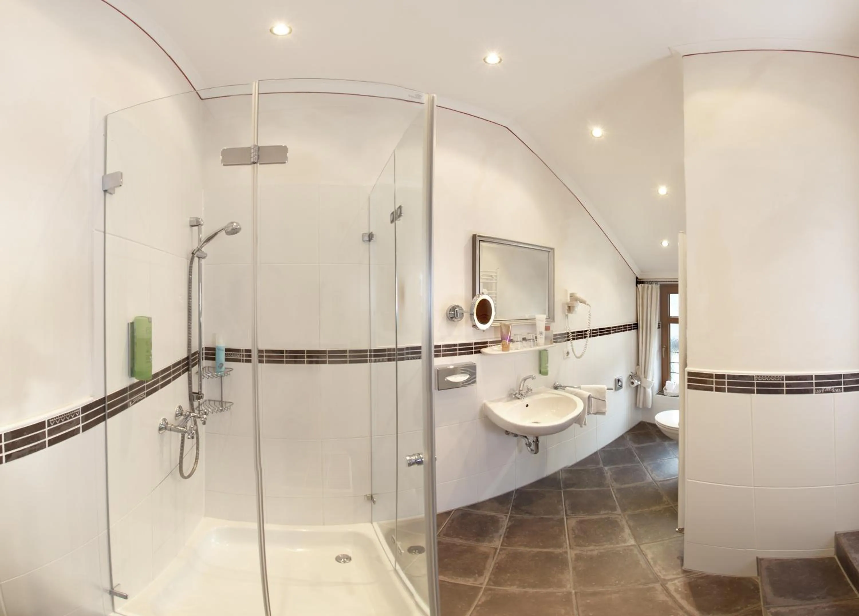 Shower in Hotel Arador