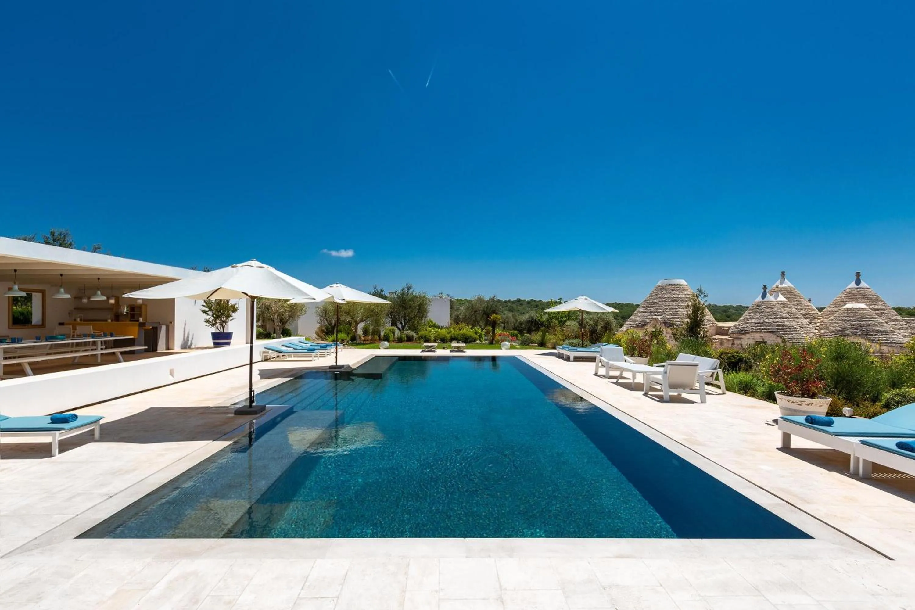 Swimming pool in Le Ali Bianche by Perle di Puglia