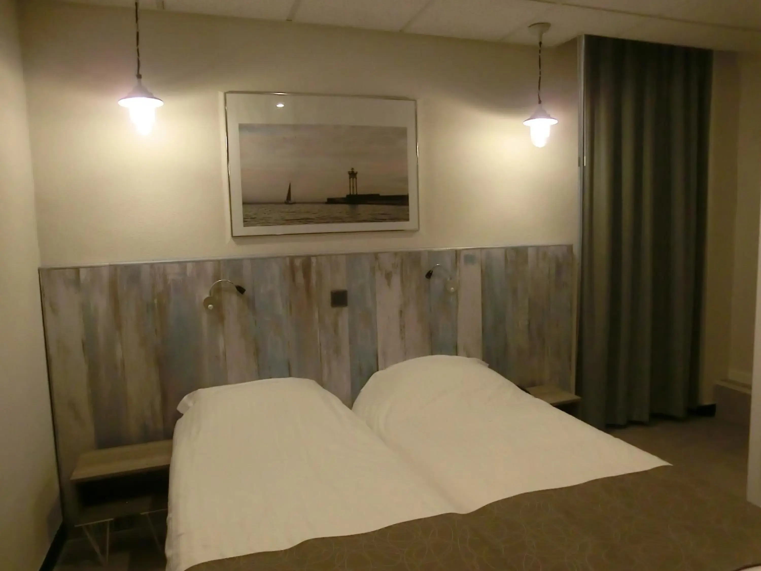 Budget Double Room in Hotel Sur Le Quai Budget Double Room in Hotel Sur Le Quai