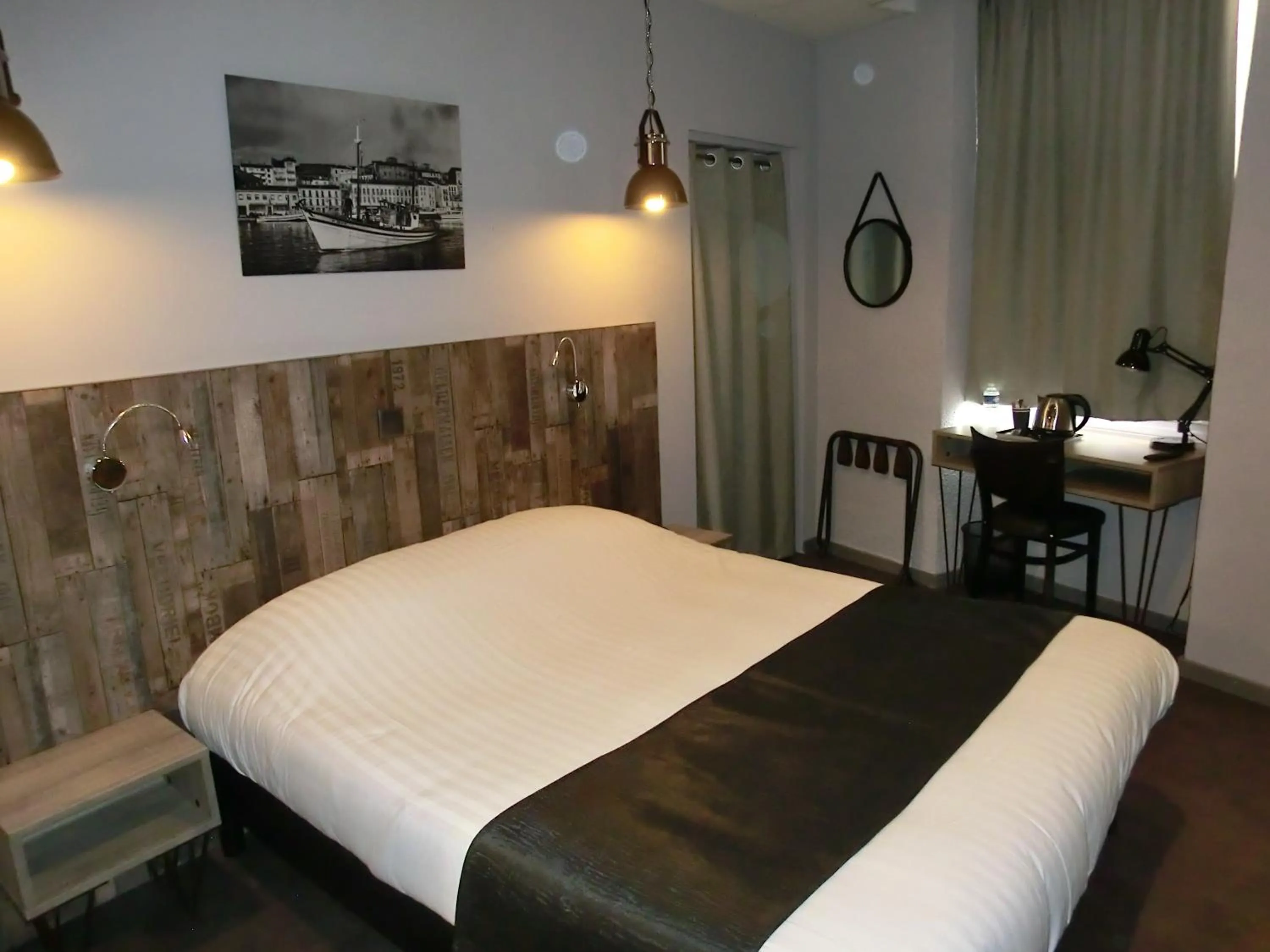 Photo of the whole room in Hotel Sur Le Quai