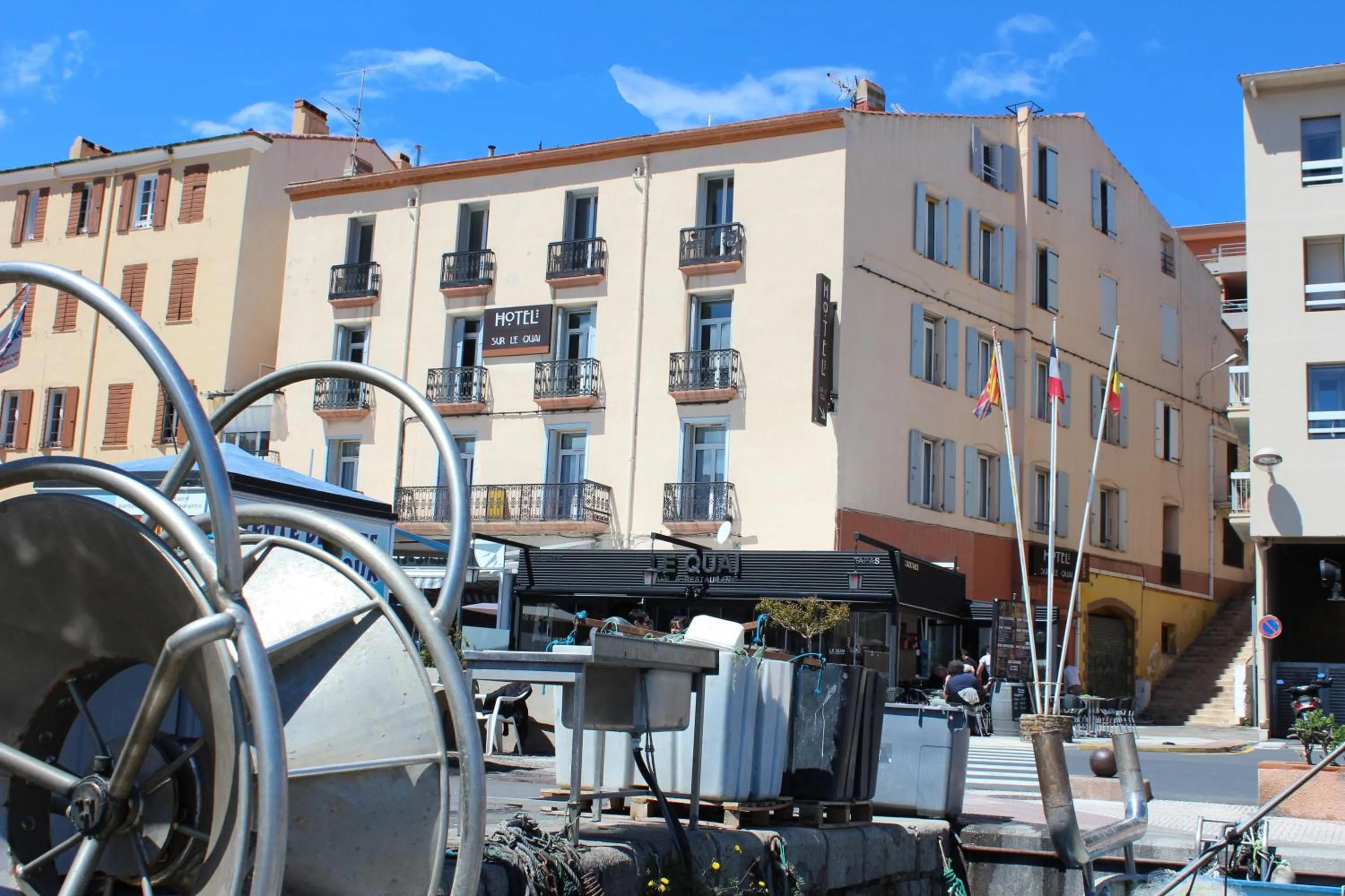 Property building in Hotel Sur Le Quai