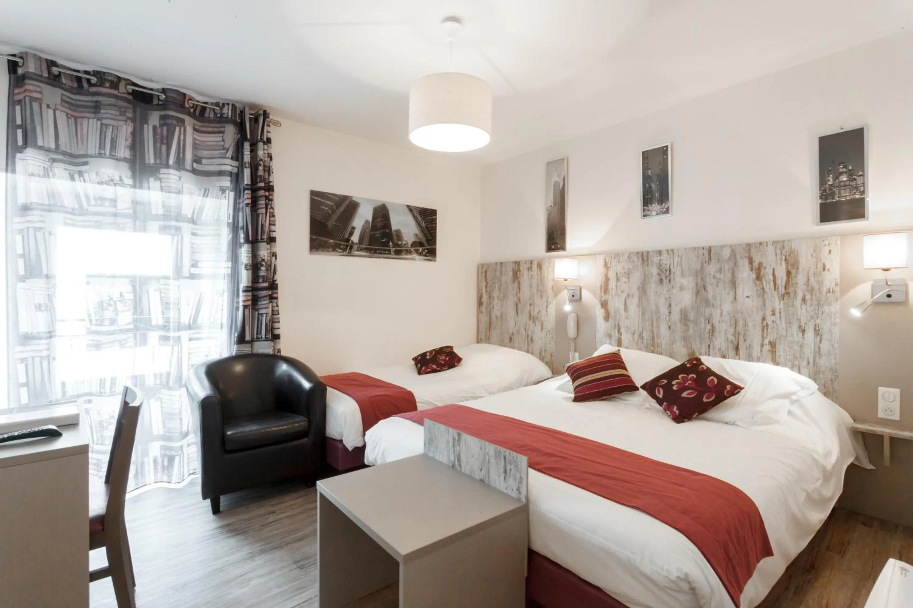 Bed in Auberge Du Cheval Blanc - Logis Hotel