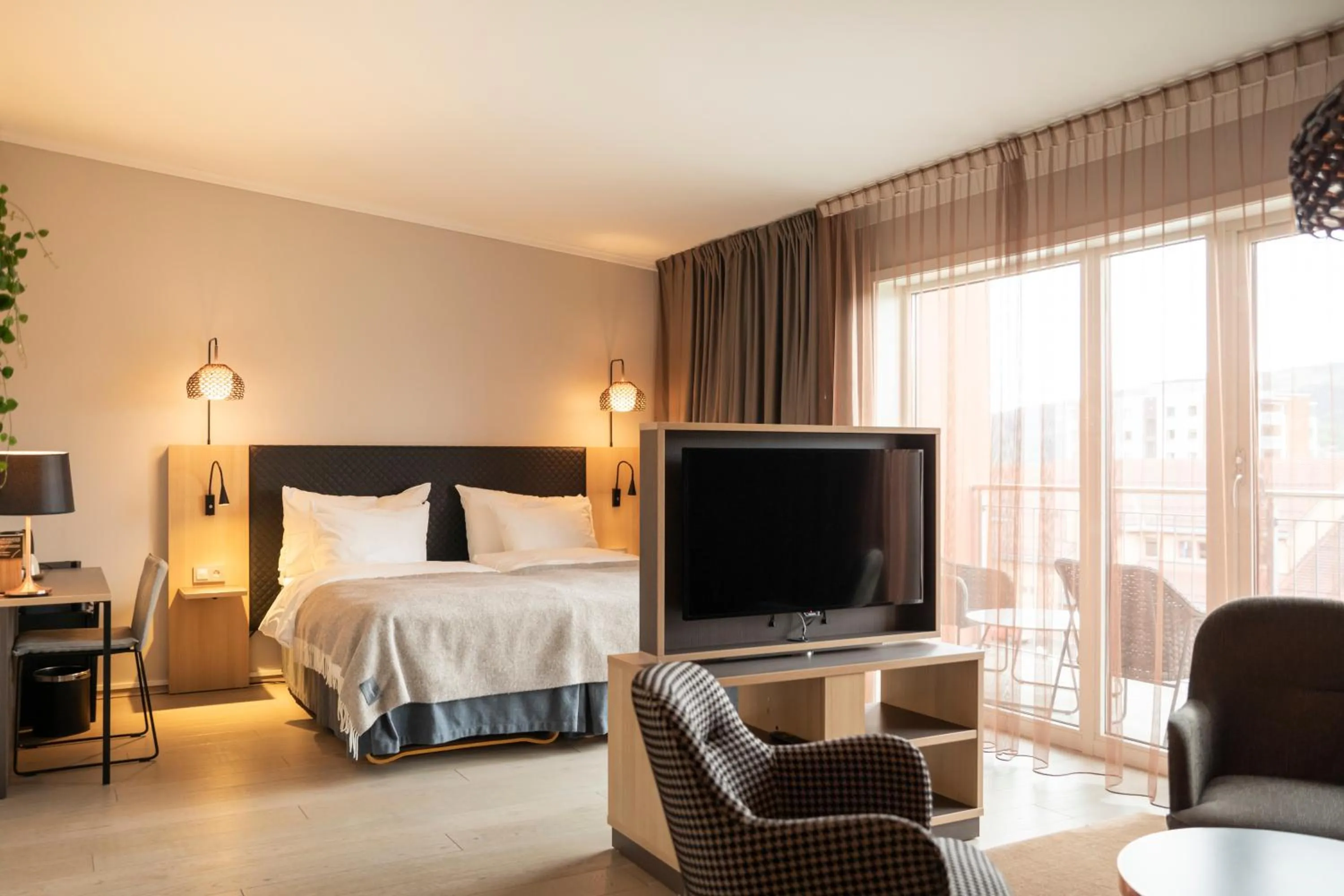 Communal lounge/ TV room, Bed in Home Hotel Hammer