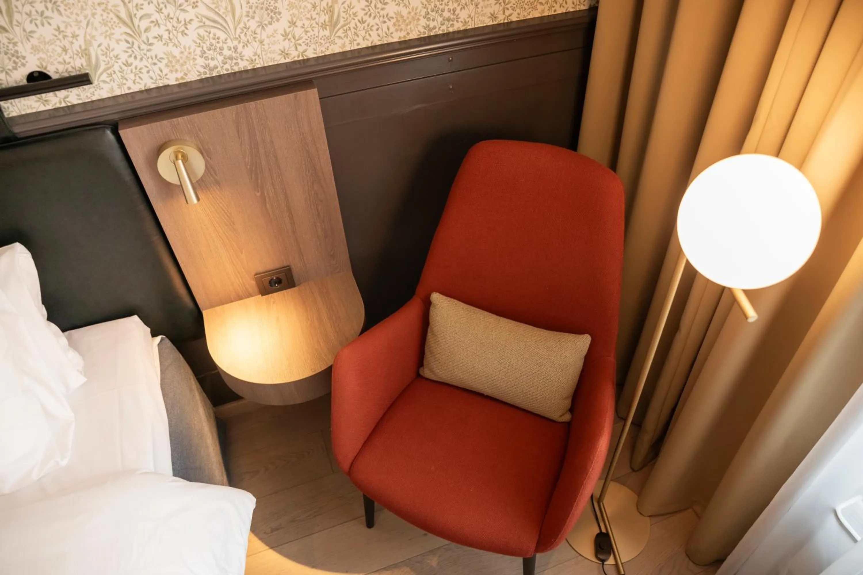 Seating area, Bed in Home Hotel Hammer