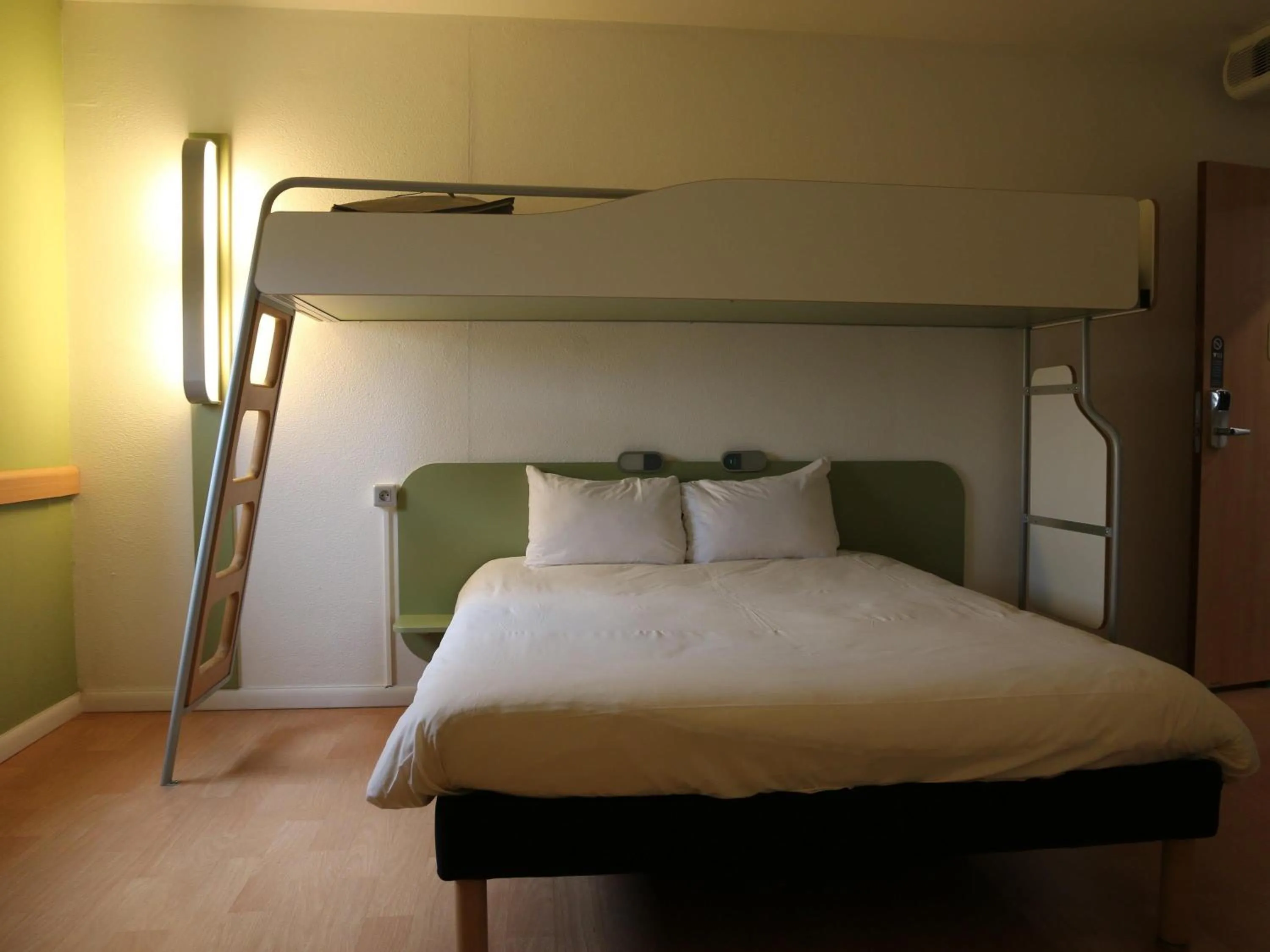 Bedroom, Bed in Ibis budget Verdun