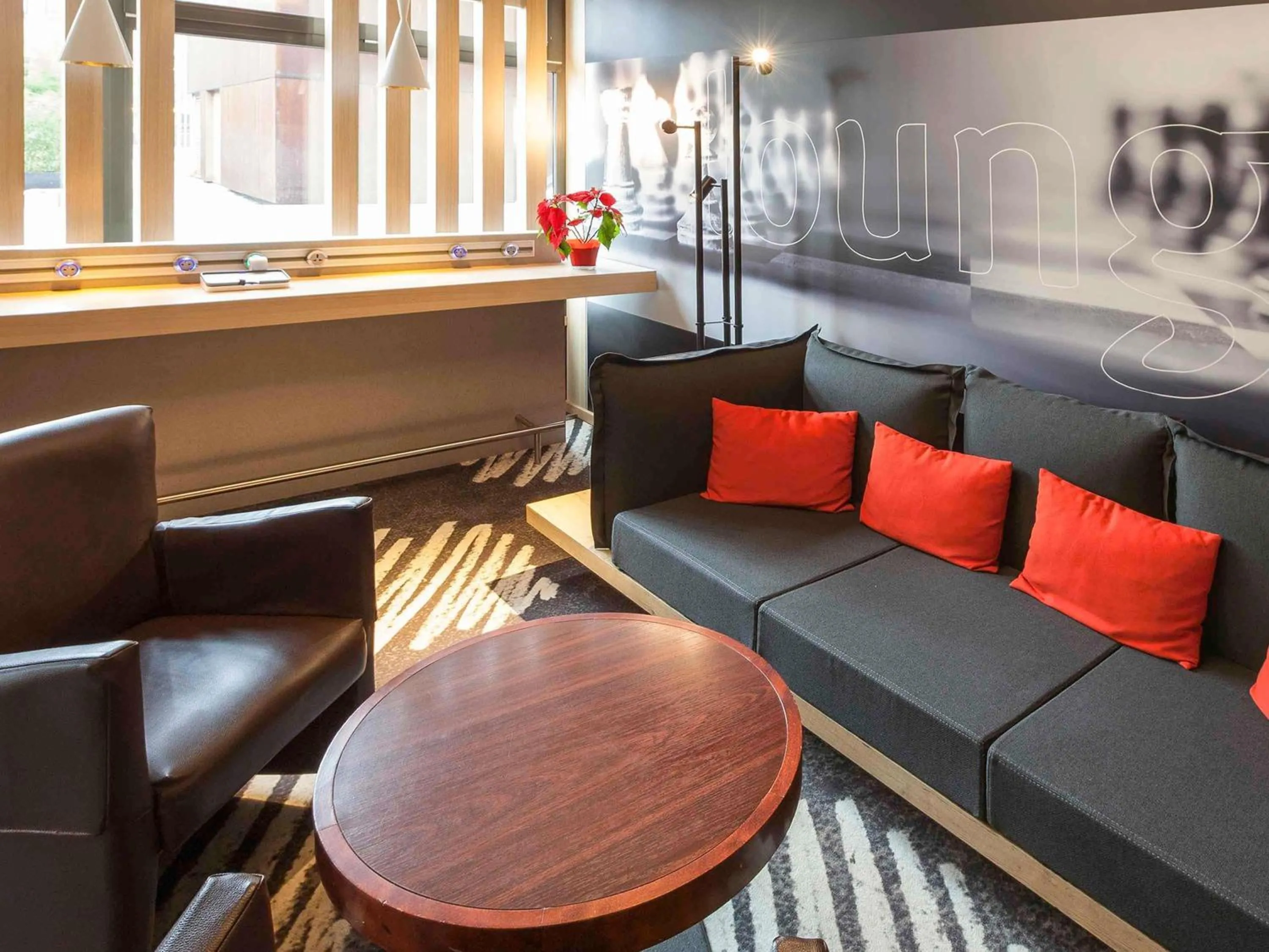 Lounge or bar in Ibis Aéroport Bâle Mulhouse