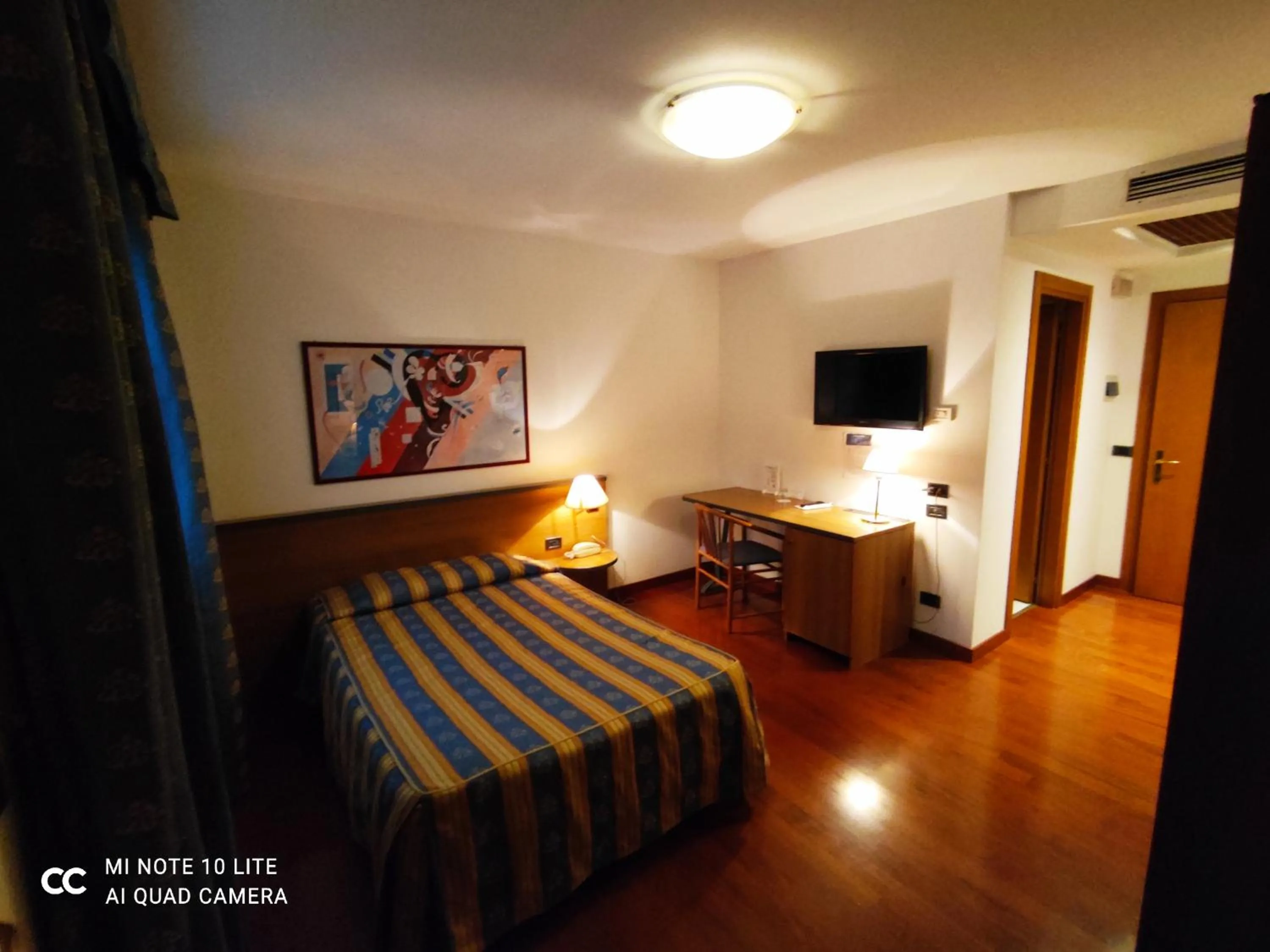 Bathroom, Bed in Hotel Luna