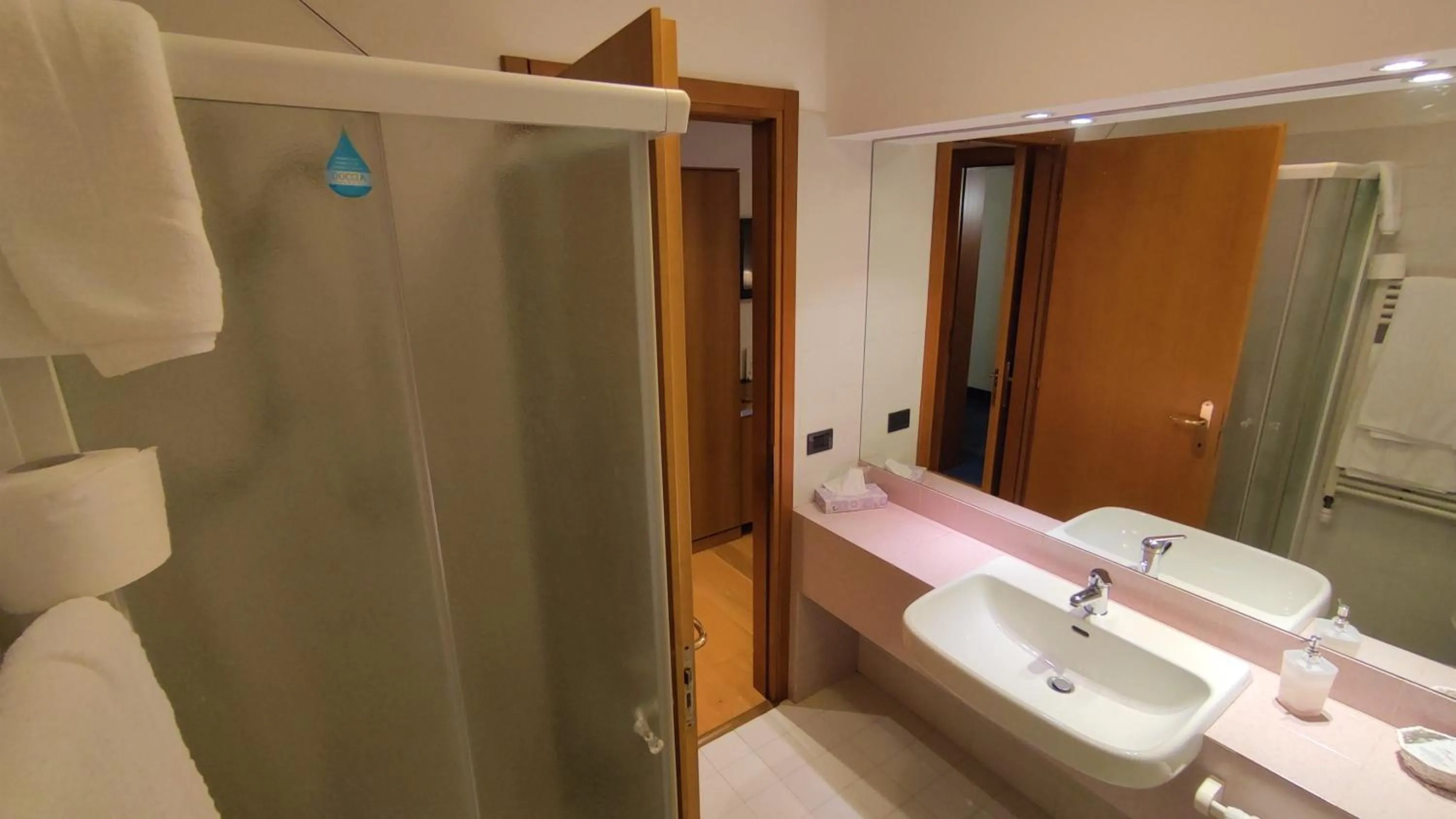 Shower in Hotel Luna