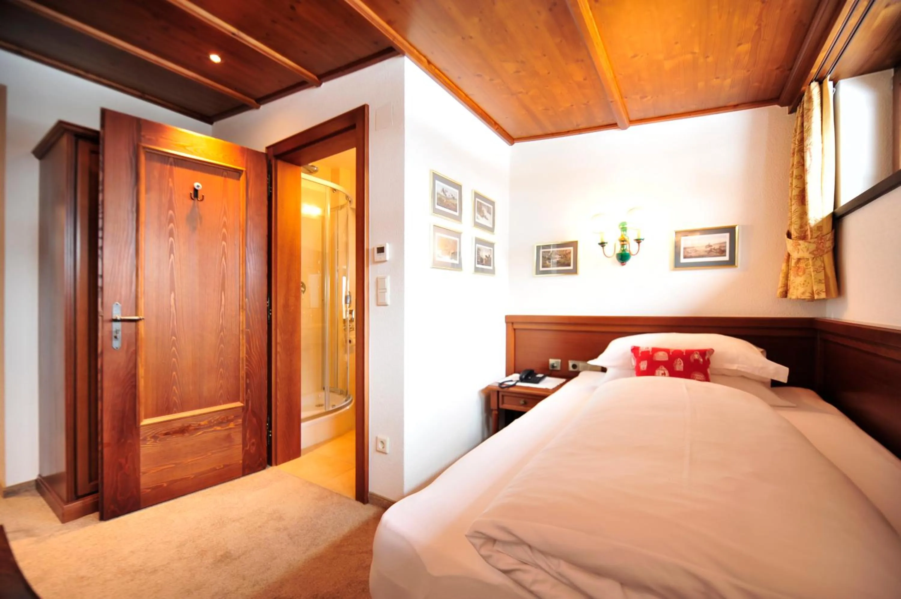 Photo of the whole room, Bed in Haldenhof