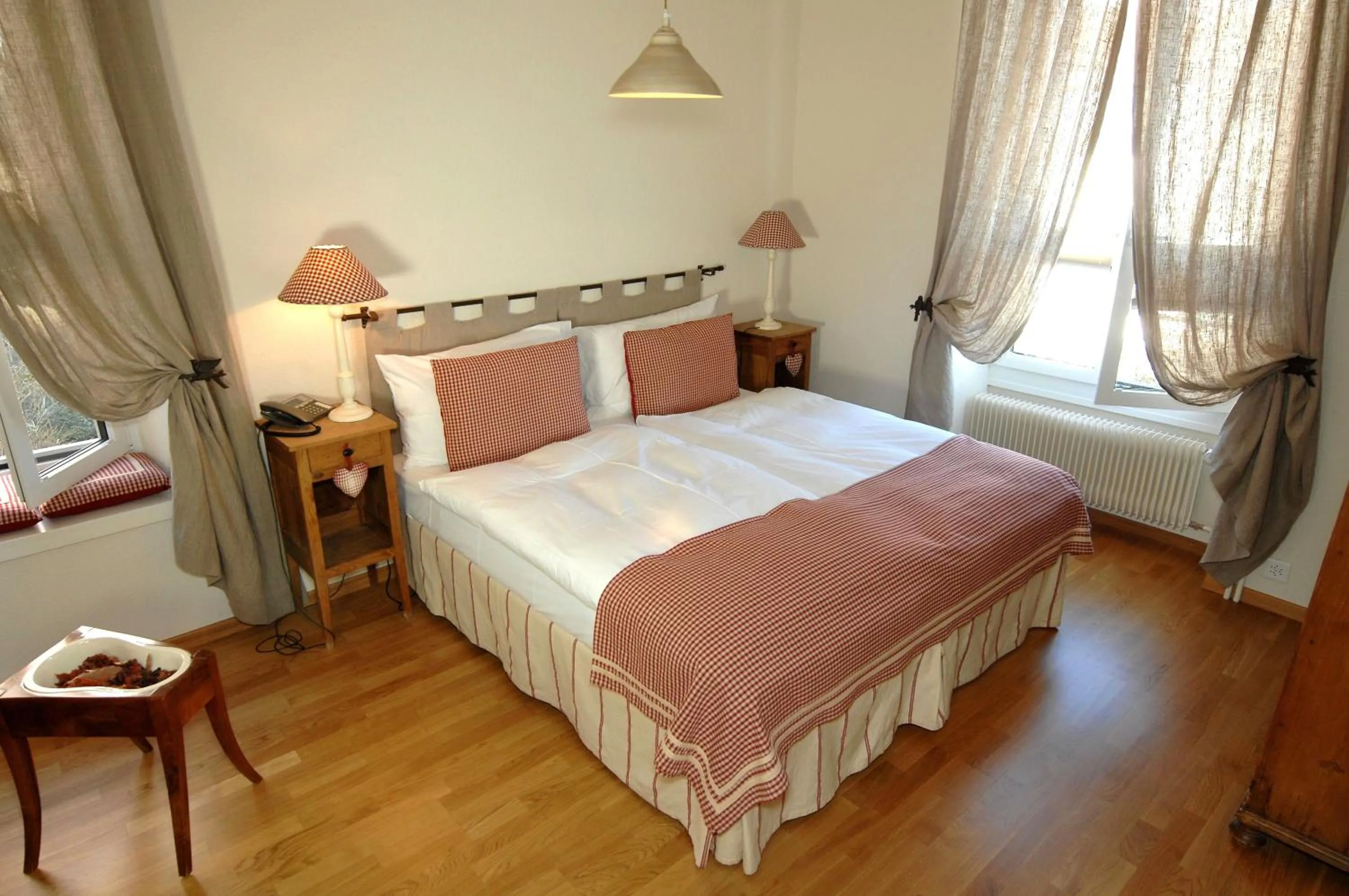 Photo of the whole room, Bed in Auberge de la Gare