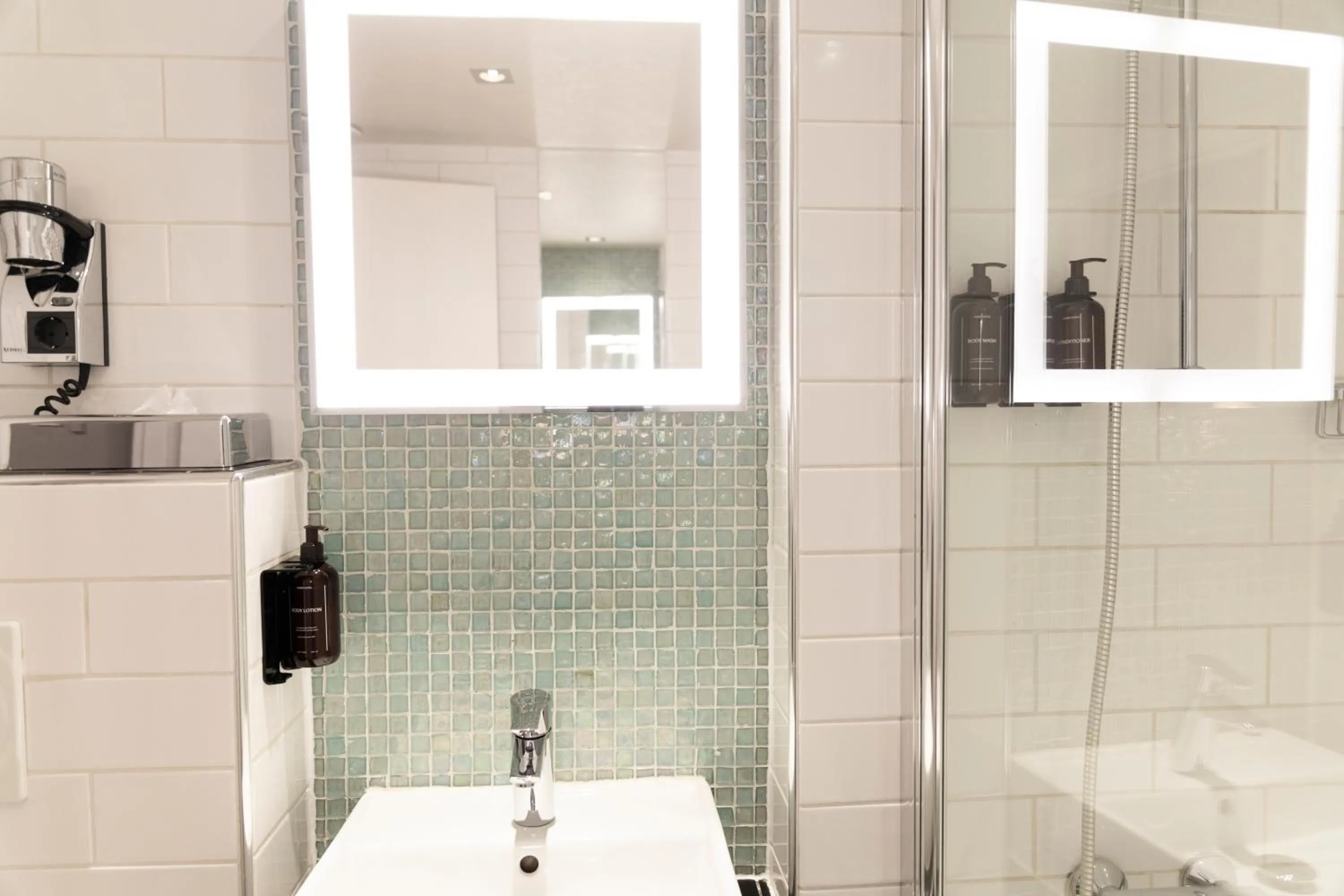 Shower in Home Hotel Grand Bodø