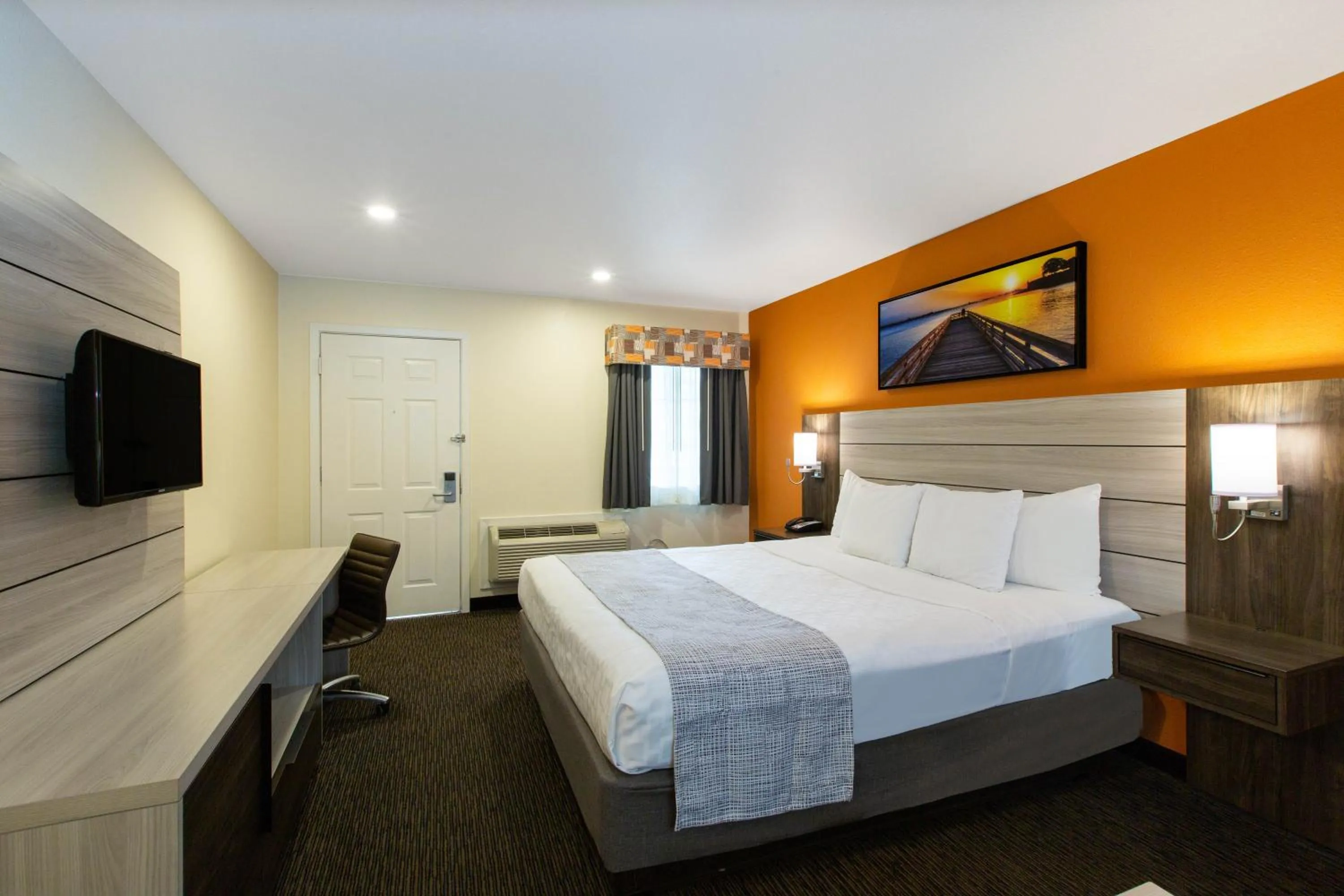 Photo of the whole room, Bed in Days Inn by Wyndham Monterey-Fisherman's Wharf Aquarium
