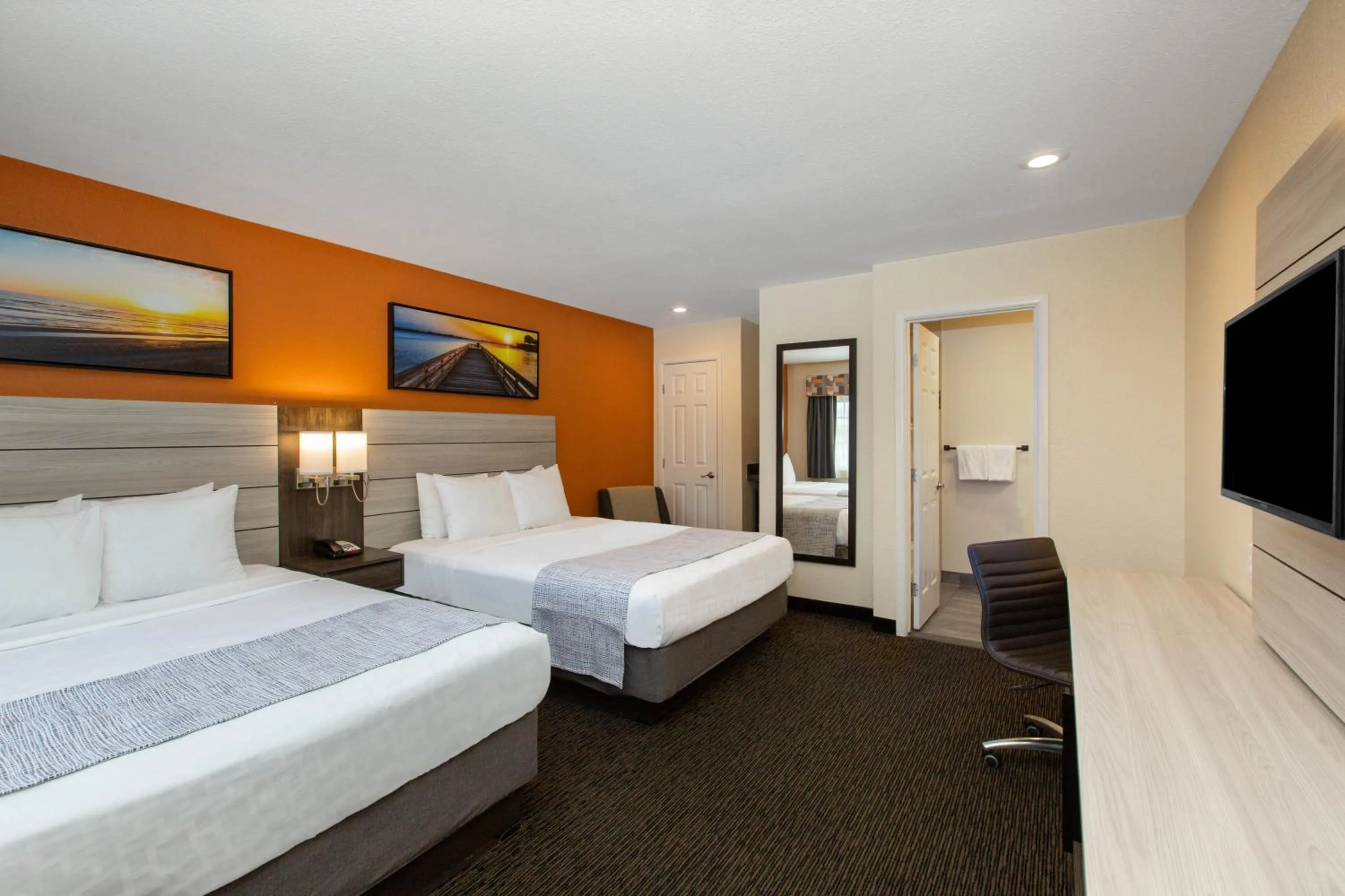 Photo of the whole room, Bed in Days Inn by Wyndham Monterey-Fisherman's Wharf Aquarium
