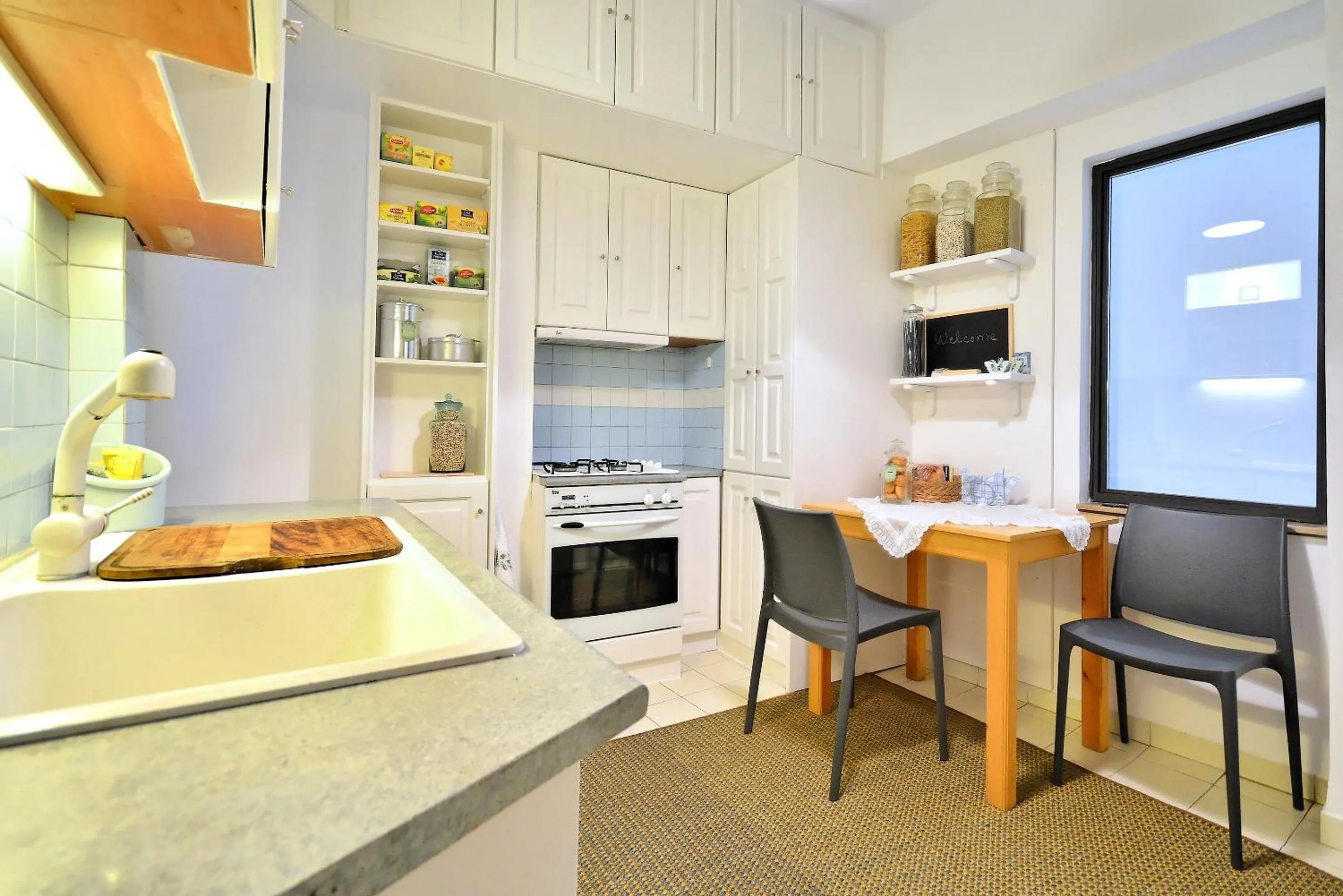 Kitchen or kitchenette in Plaka Elegant Apartment
