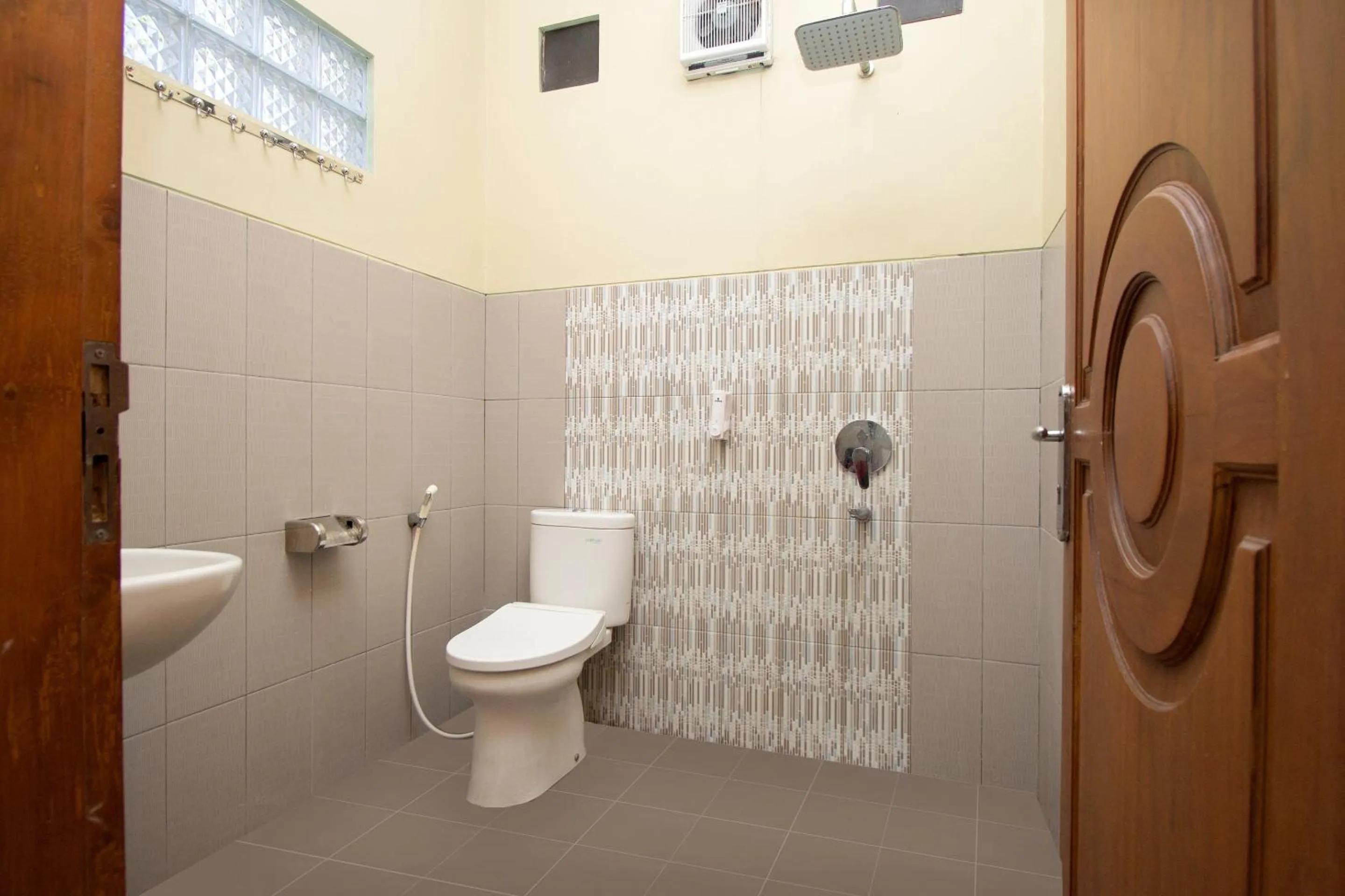 Bathroom in Collection O 1061 Aliya Homestay