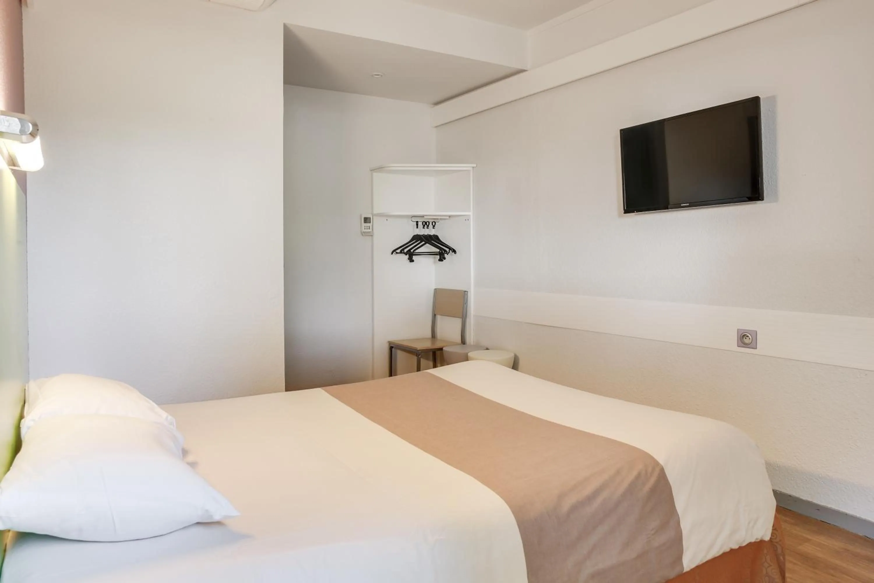 Bedroom, Bed in Hotel Valence Sud