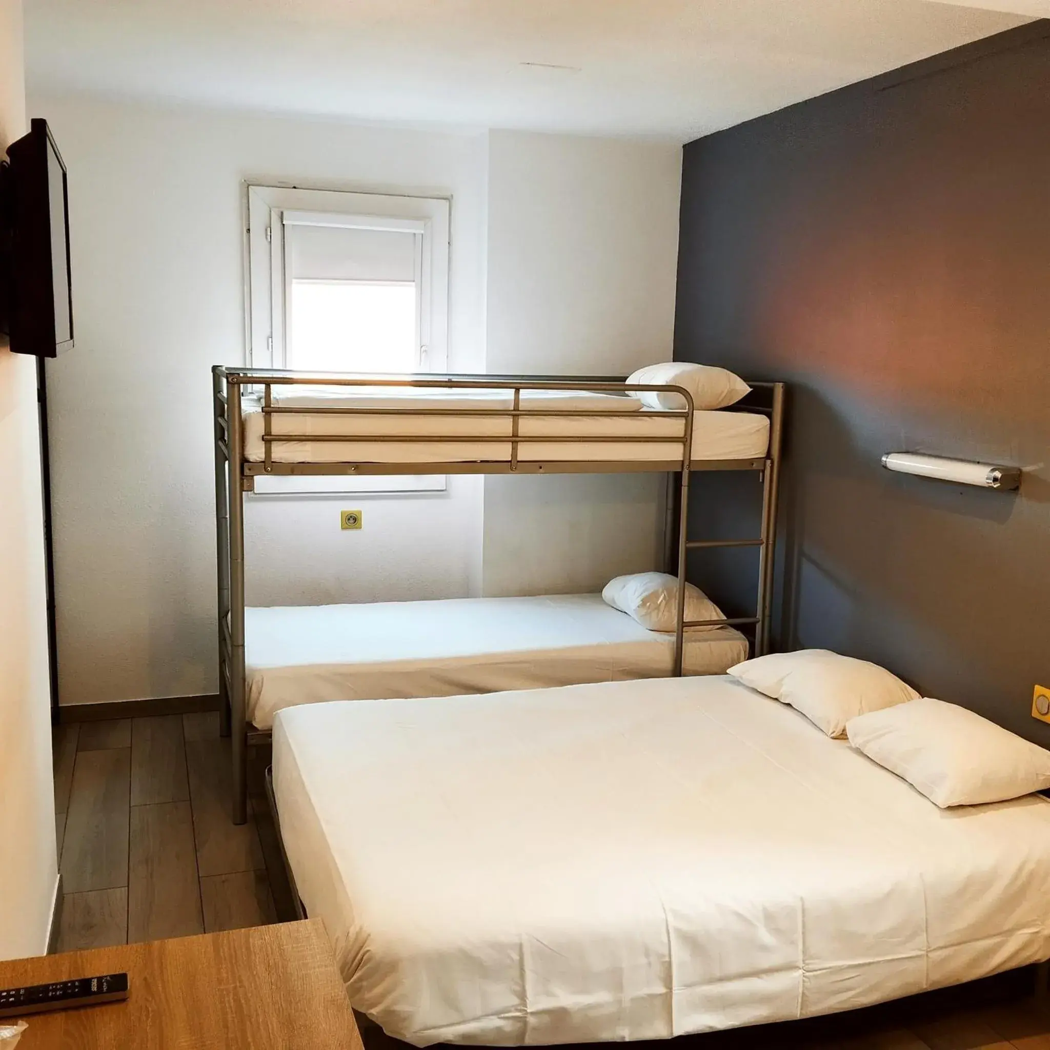 Quadruple Room - single occupancy in Hotel Valence Sud Quadruple Room - single occupancy in Hotel Valence Sud