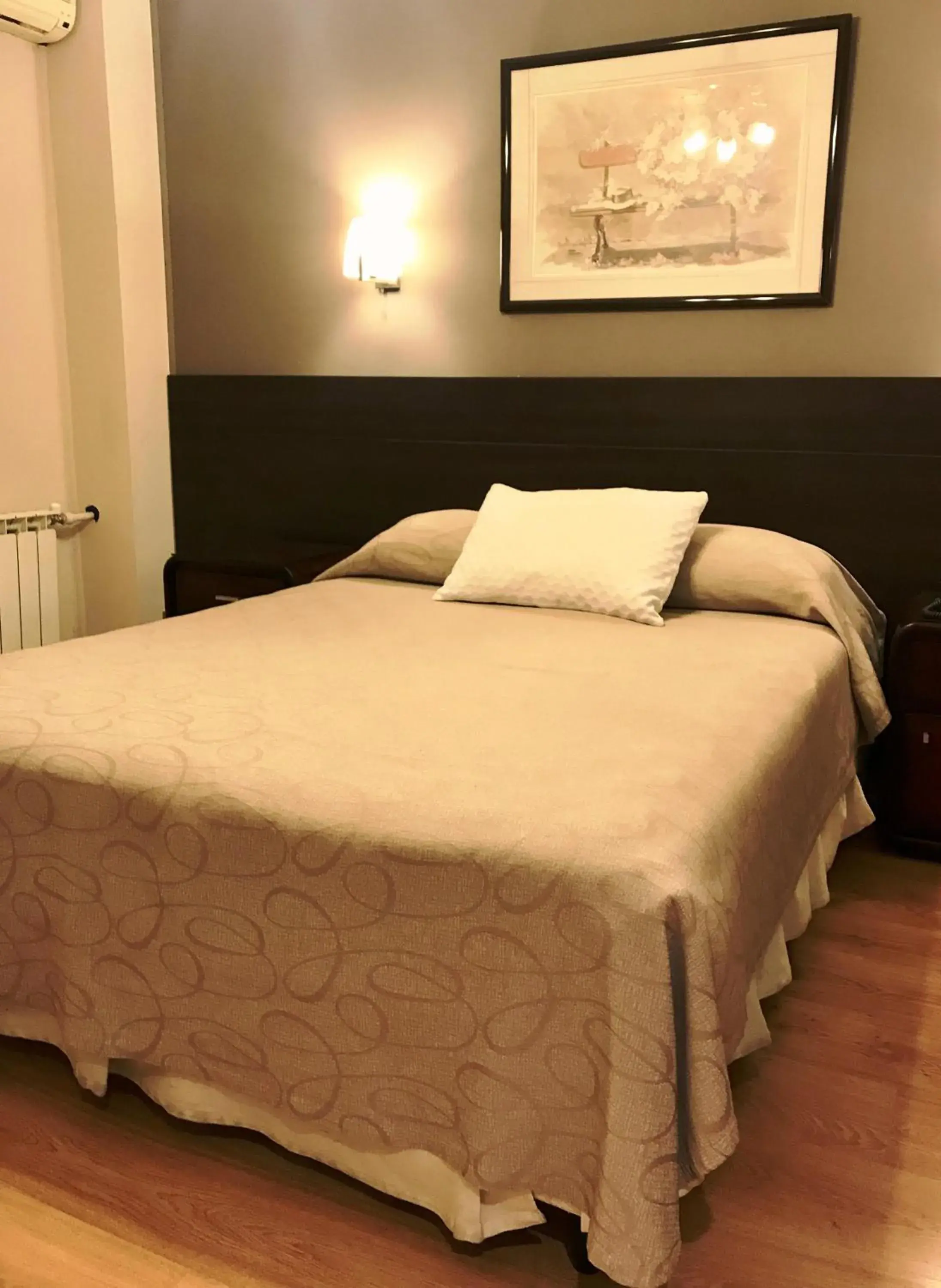 Photo of the whole room, Bed in Hotel Crillon Mendoza Photo of the whole room, Bed in Hotel Crillon Mendoza